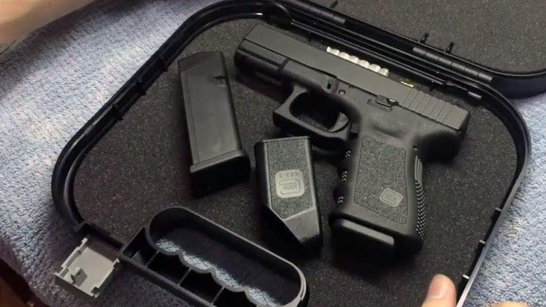 Imatge d'una pistola de 9mm 'parabellum' dins d'un estoig.