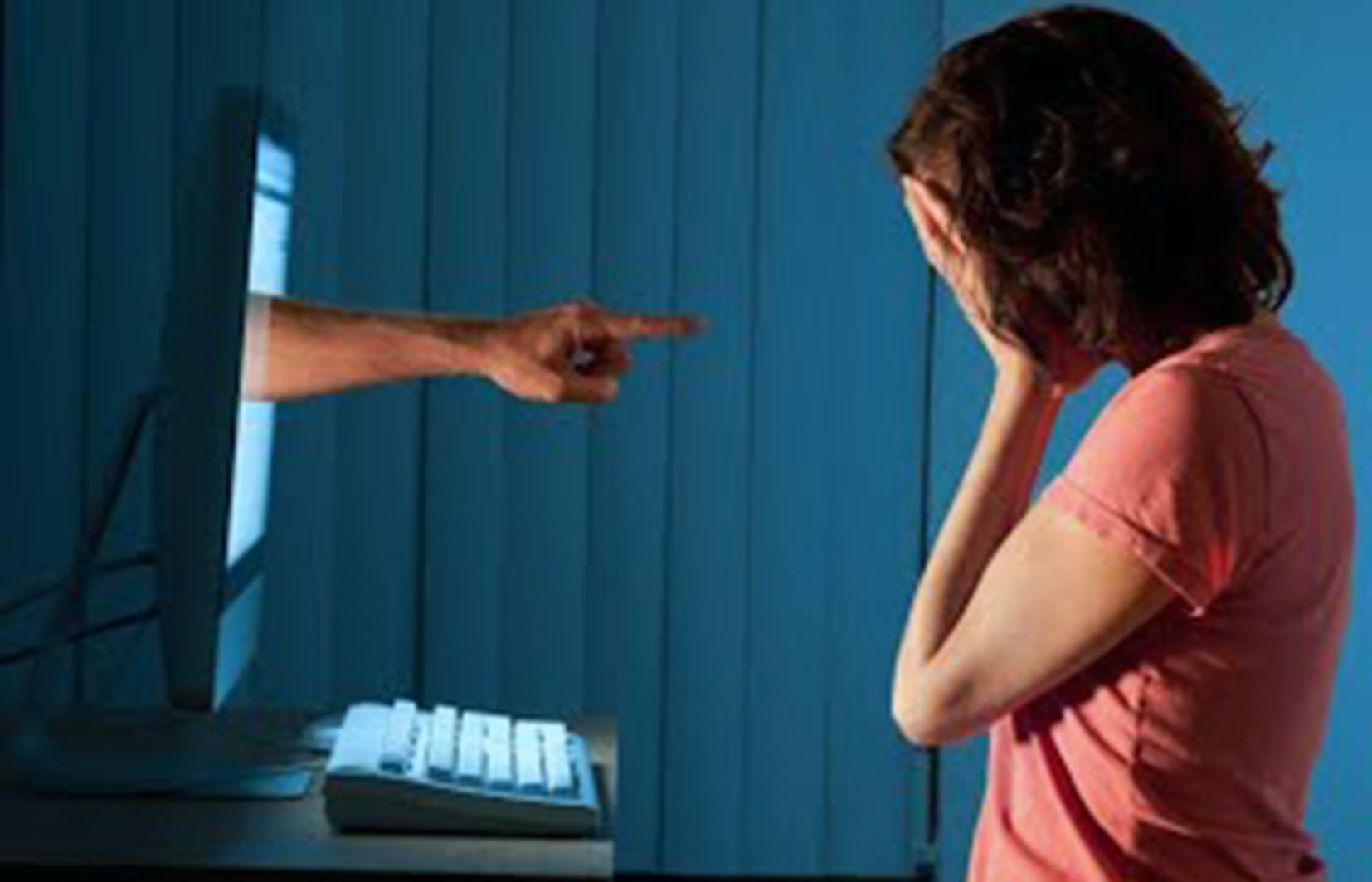 Una foto al·legòrica d'assetjament a través de les xarxes.