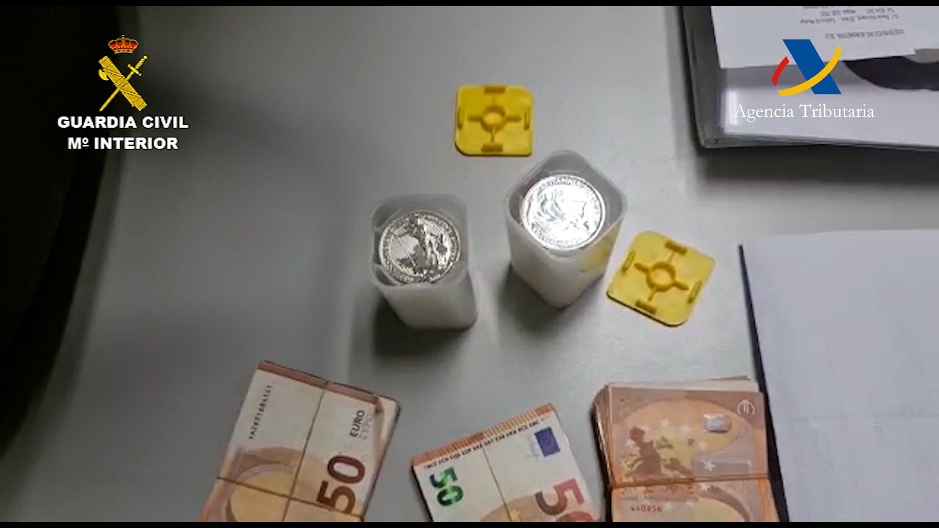 Les monedes de plata de col·lecció comissades. La portaveu del Sindicat, Rebeca Bonache.