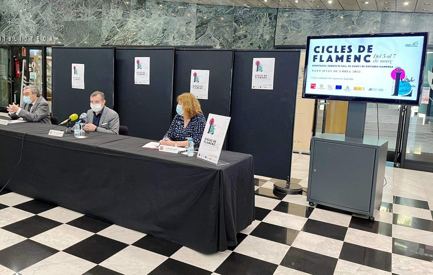 L'ambaixador espanyol, Àngel Ros, el cònsol Josep Majoral i l'organitzadora, Dolors Vallespí.