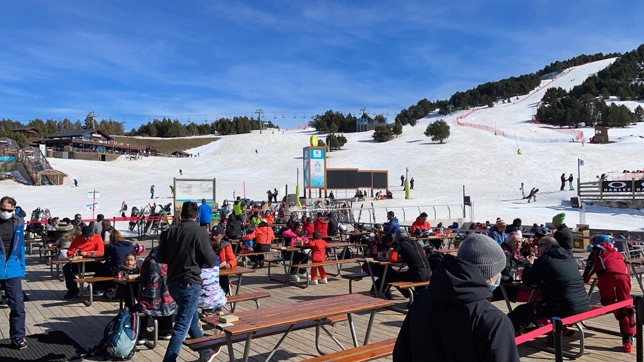 Una de les terrasses del Tarter, aquest dimarts, experimentant una notable ocupació.