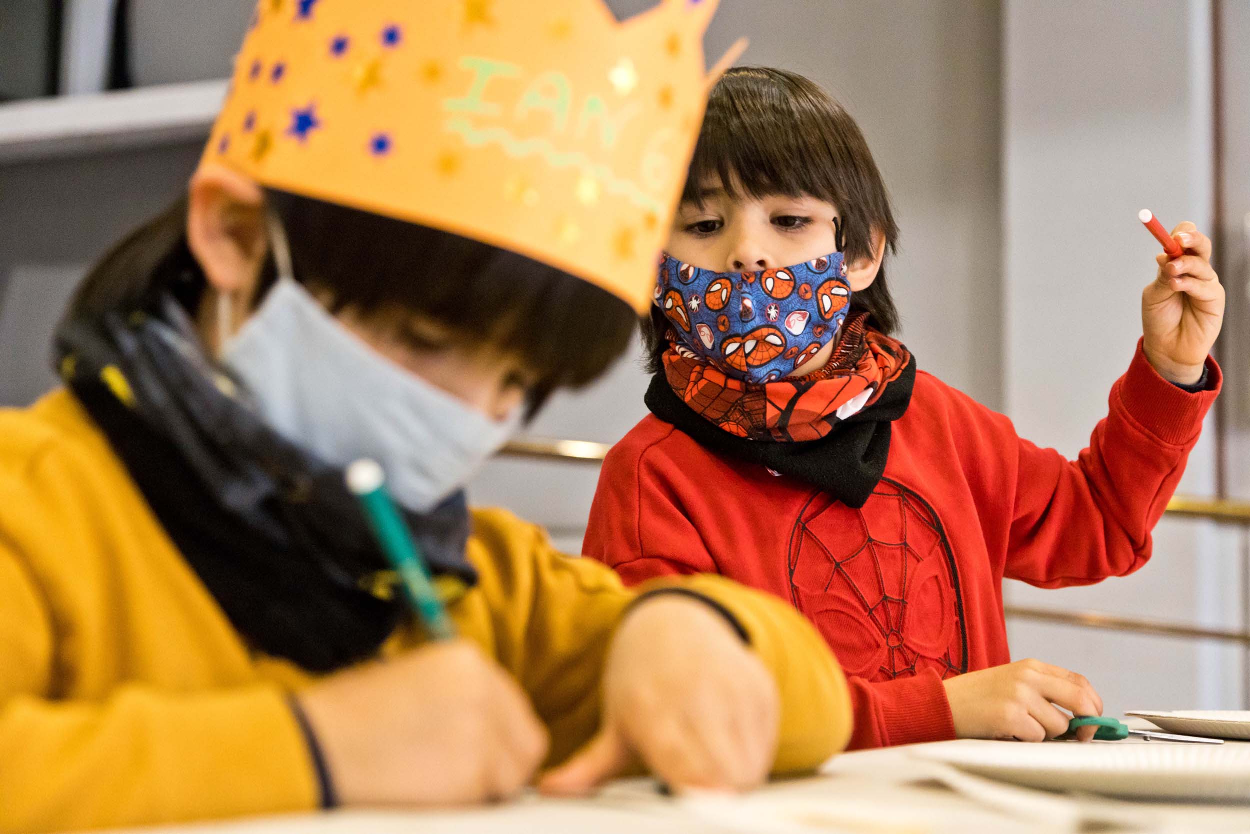 Dos infants fent manualitats