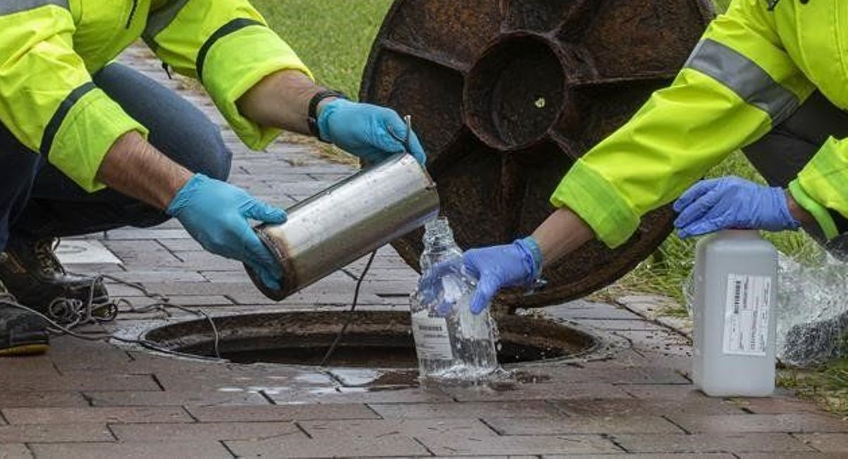Recollida de mostres d'aigua residual.