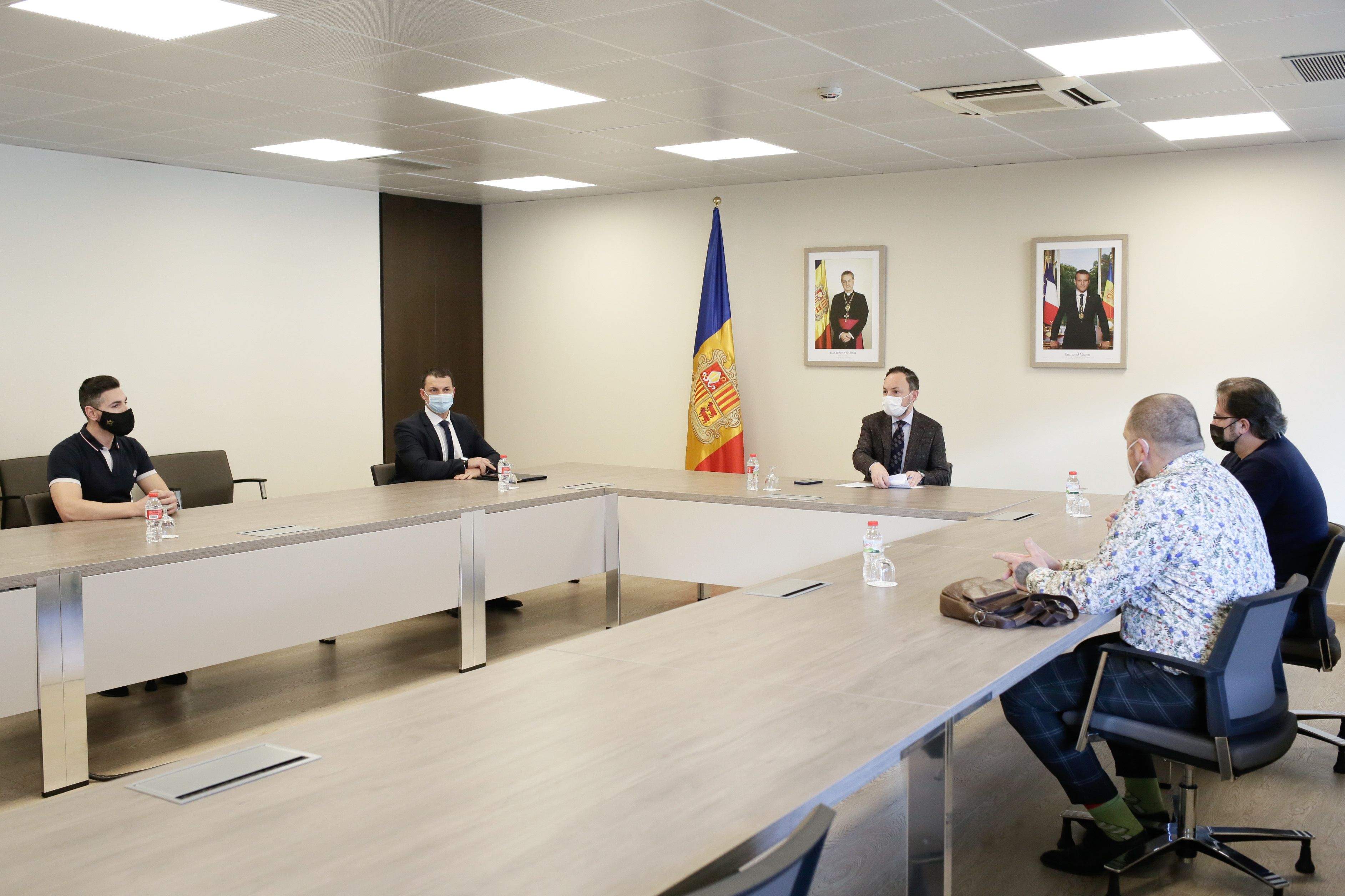 Un moment de la trobada entre els representants del Govern i els dels sectors de l'oci nocturn i els bars.