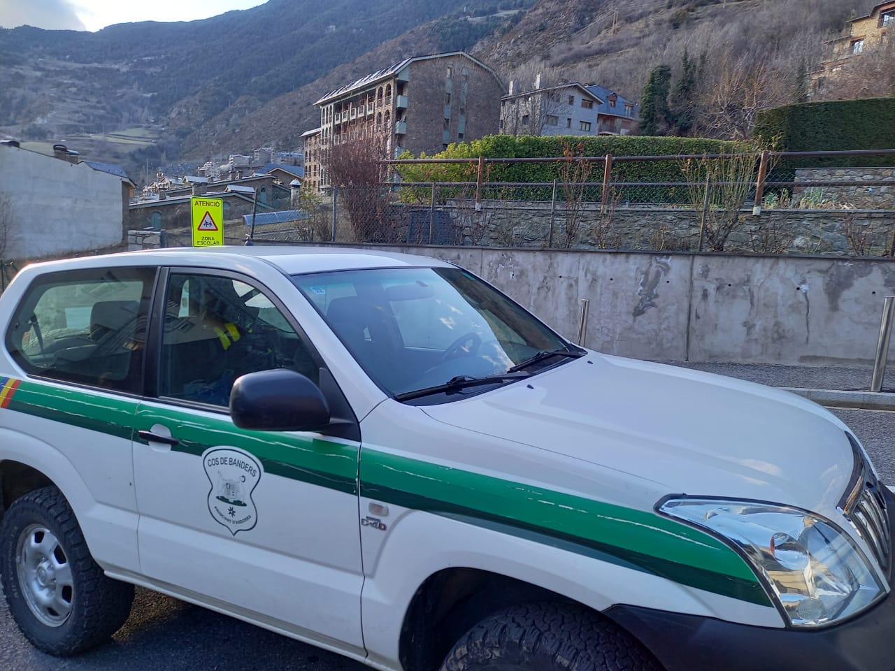 El vehicle dels banders que s'ha traslladat al lloc per fer les indagacions oportunes. La portaveu del Sindicat, Rebeca Bonache.