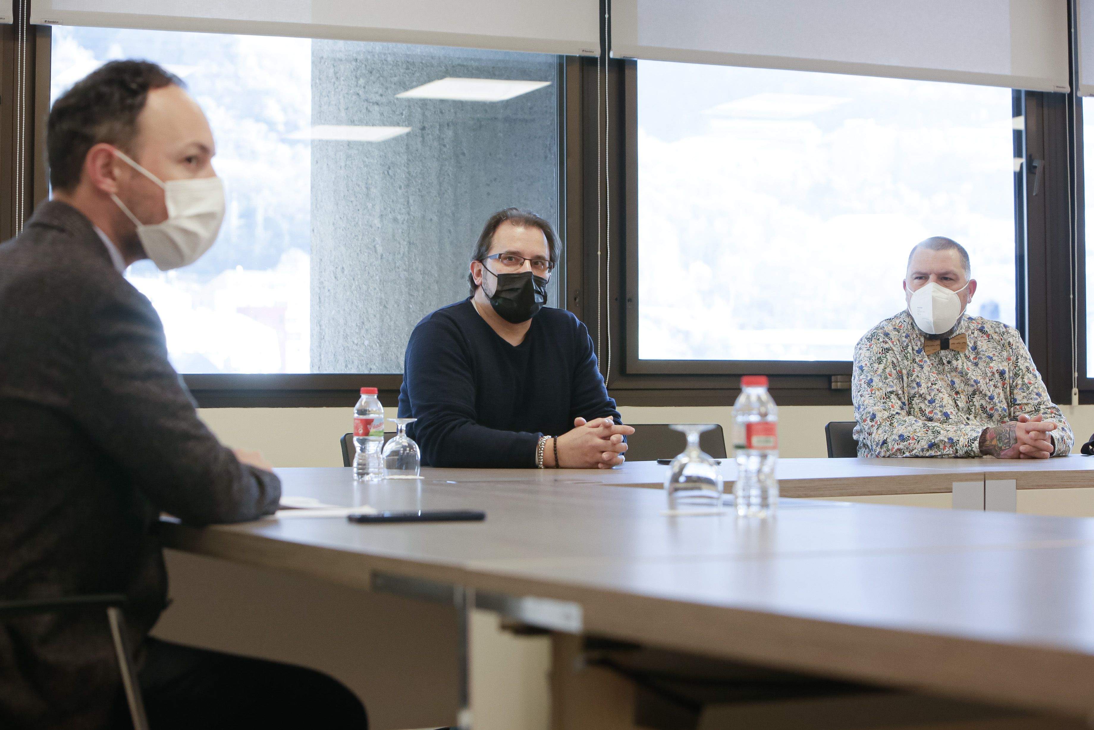 Els portaveus de la Unió de Bars en la reunió amb el cap de Govern.