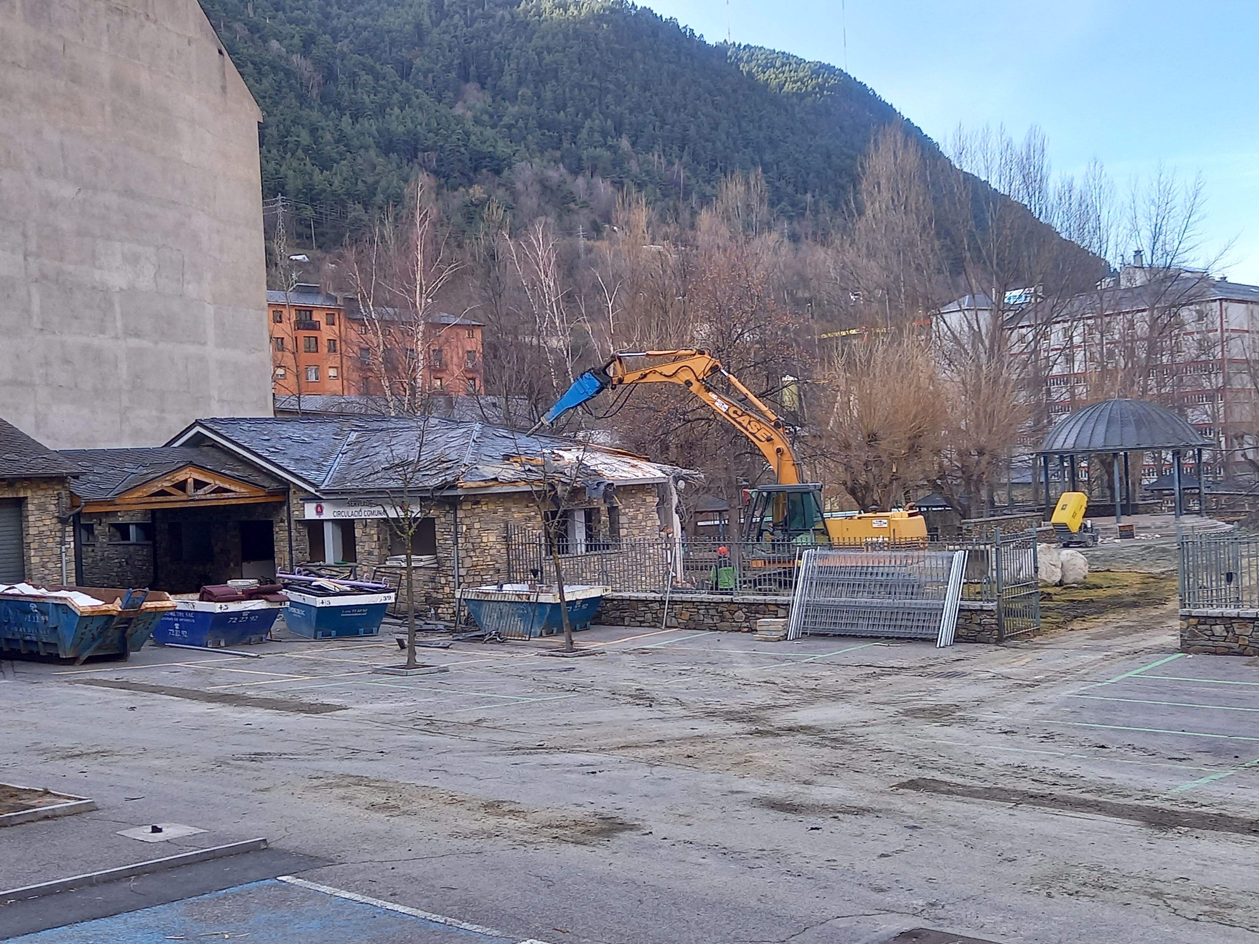 La màquina enderrocant l'antiga seu del servei de circulació.