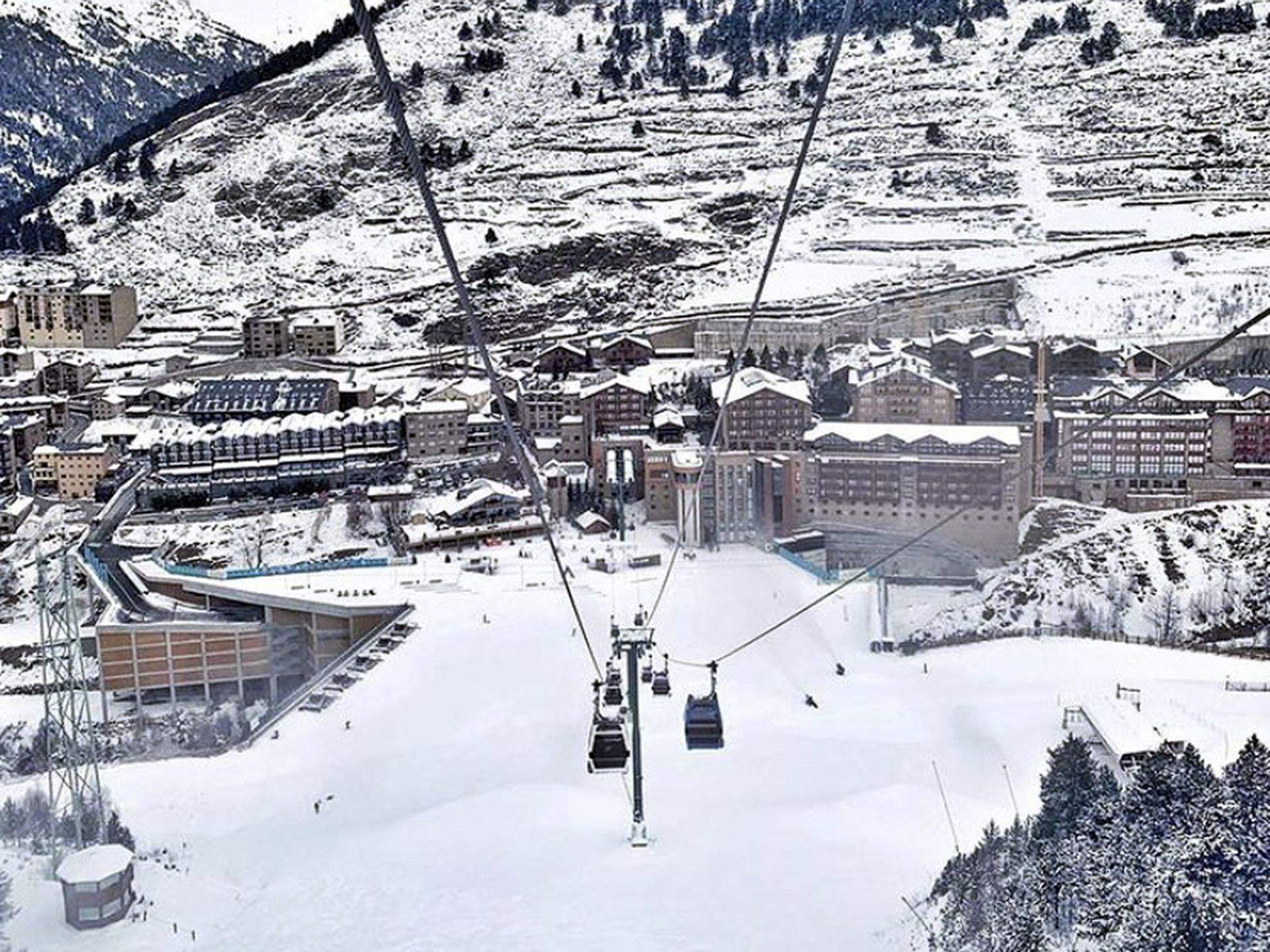 Una vista de la pista l'Avet de Soldeu, amb la plataforma esquiable al fons. Una vista de la pista l'Avet de Soldeu, amb la plataforma esquiable al fons.