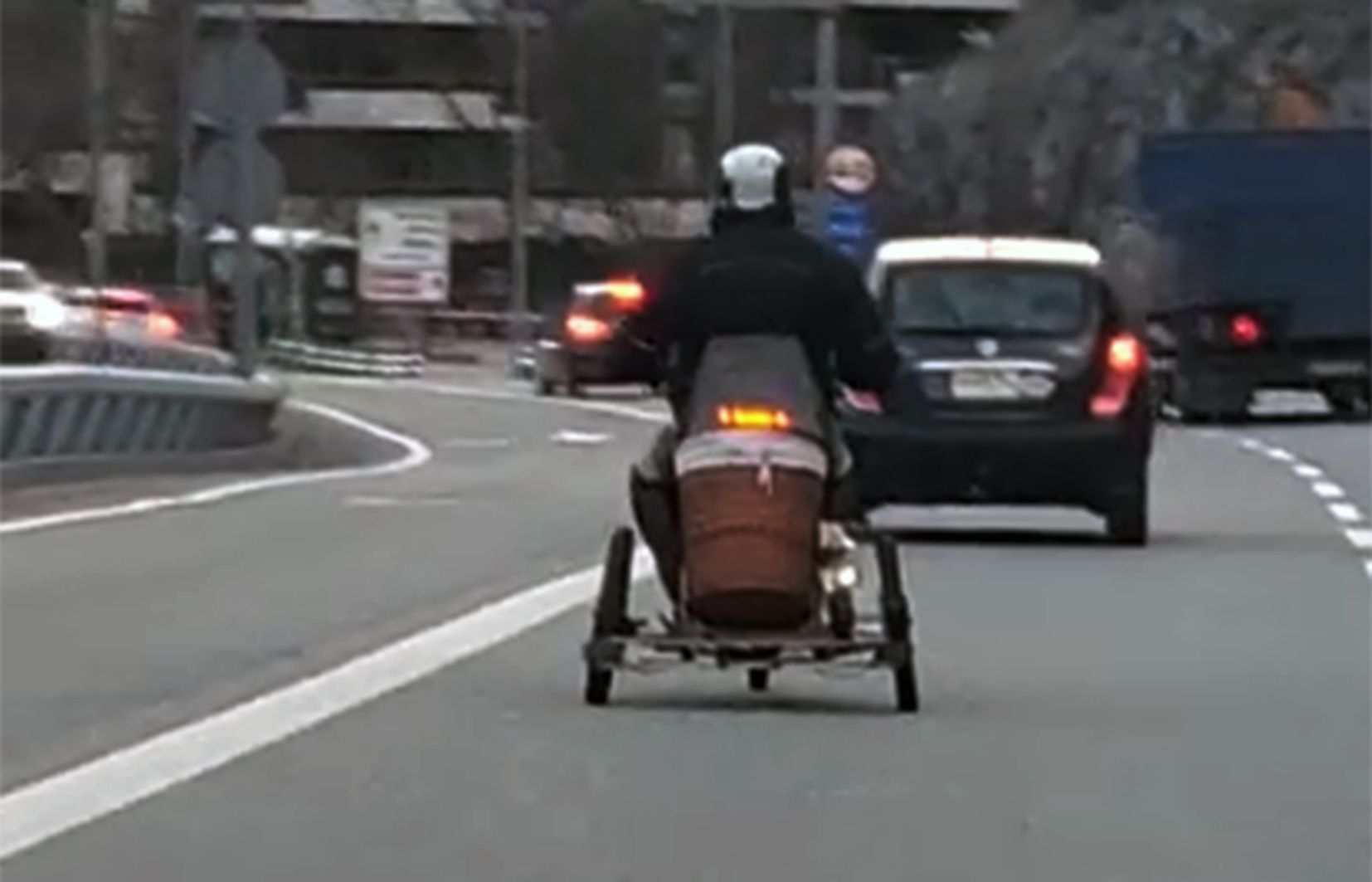 L'artefacte una vegada ha sortit del túnel i s'encara cap al centre de Sant Julià.