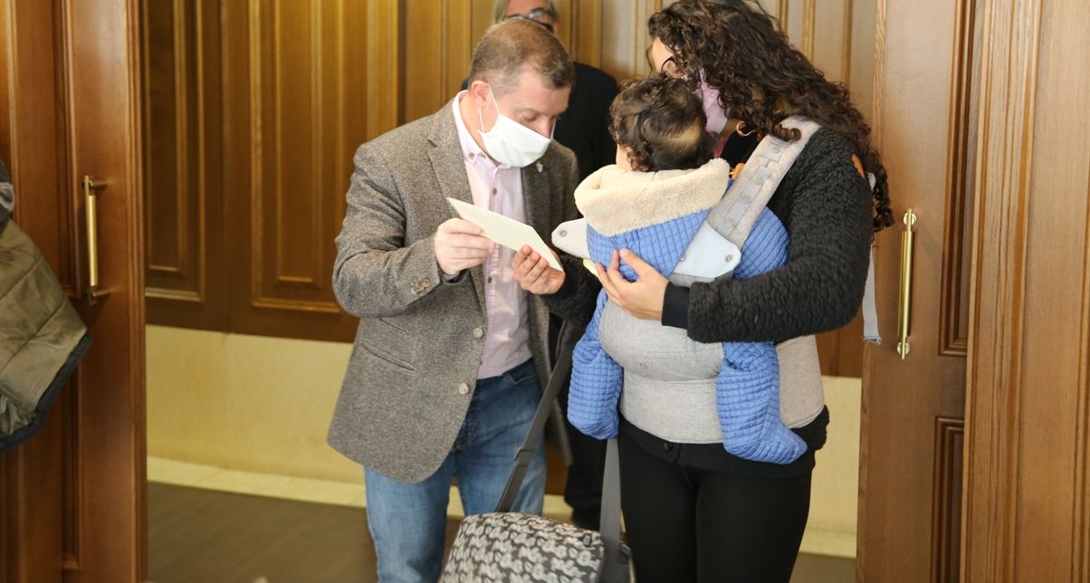 El cònsol major, Josep Majoral entrega un regal a una mare.