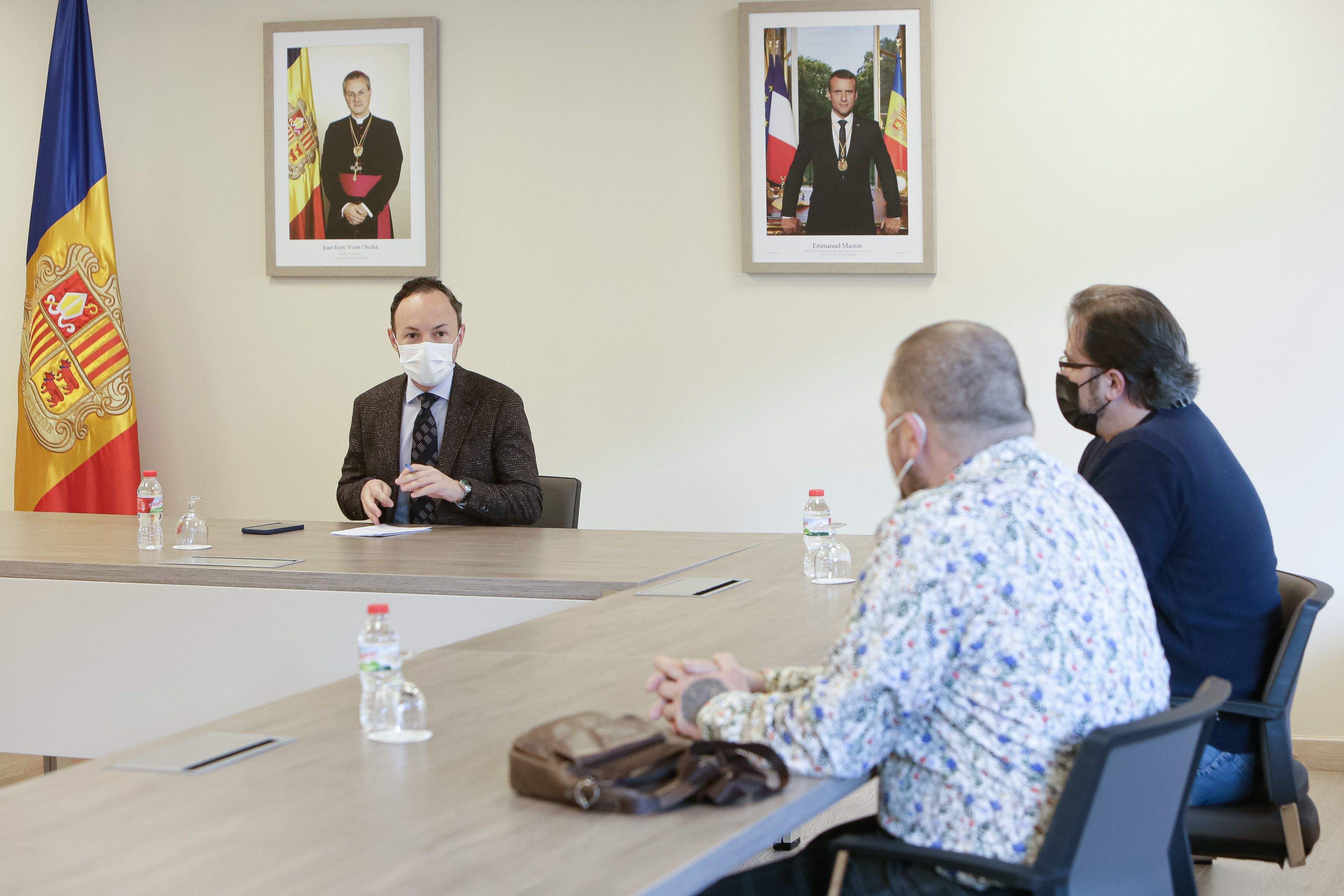 Una imatge de la reunió entre alguns dels restauradors del país i l'executiu