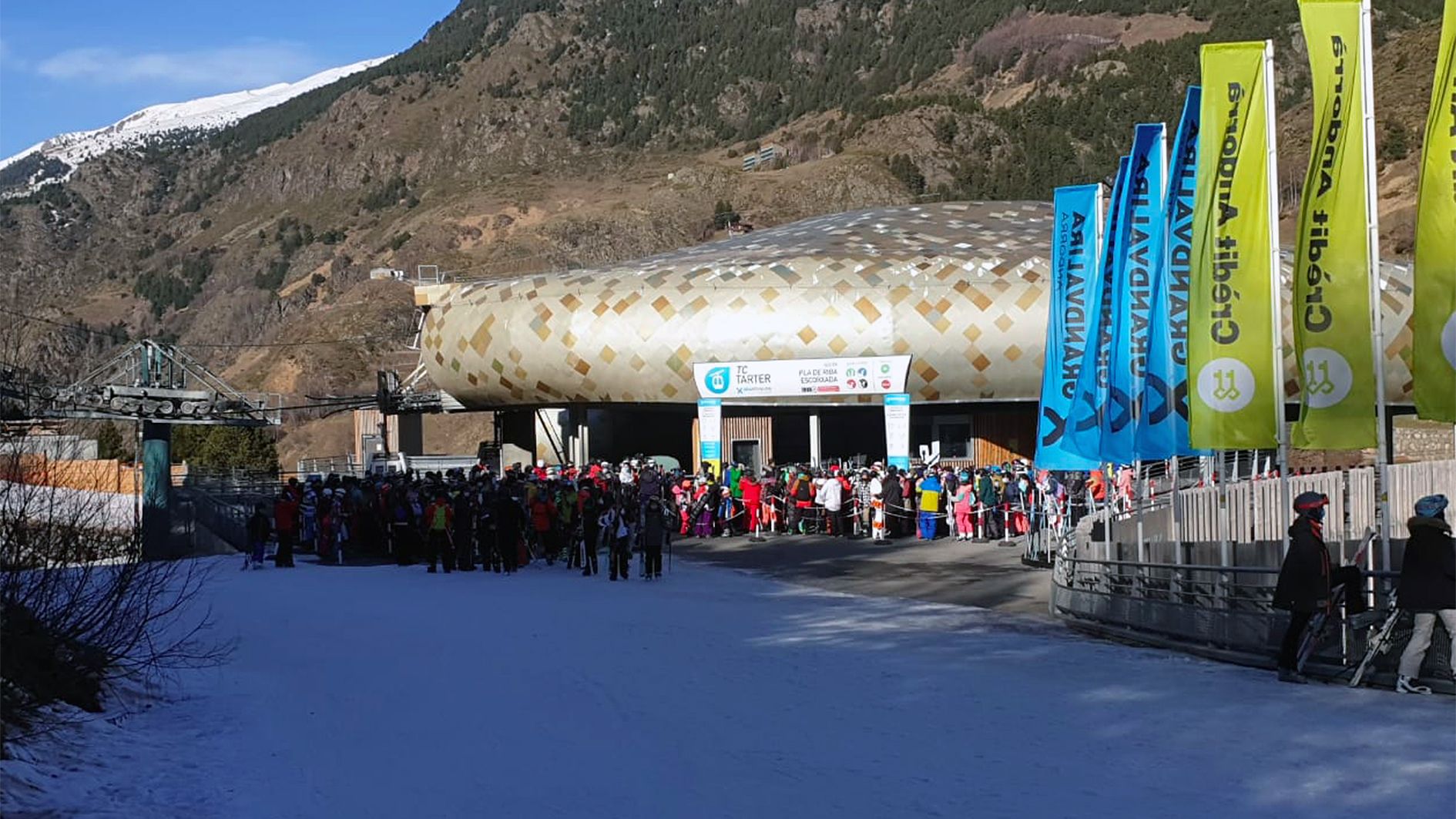 Cues d'accés al telecabina del Tarter aquest matí. Cues d'accés al telecabina del Tarter aquest matí.