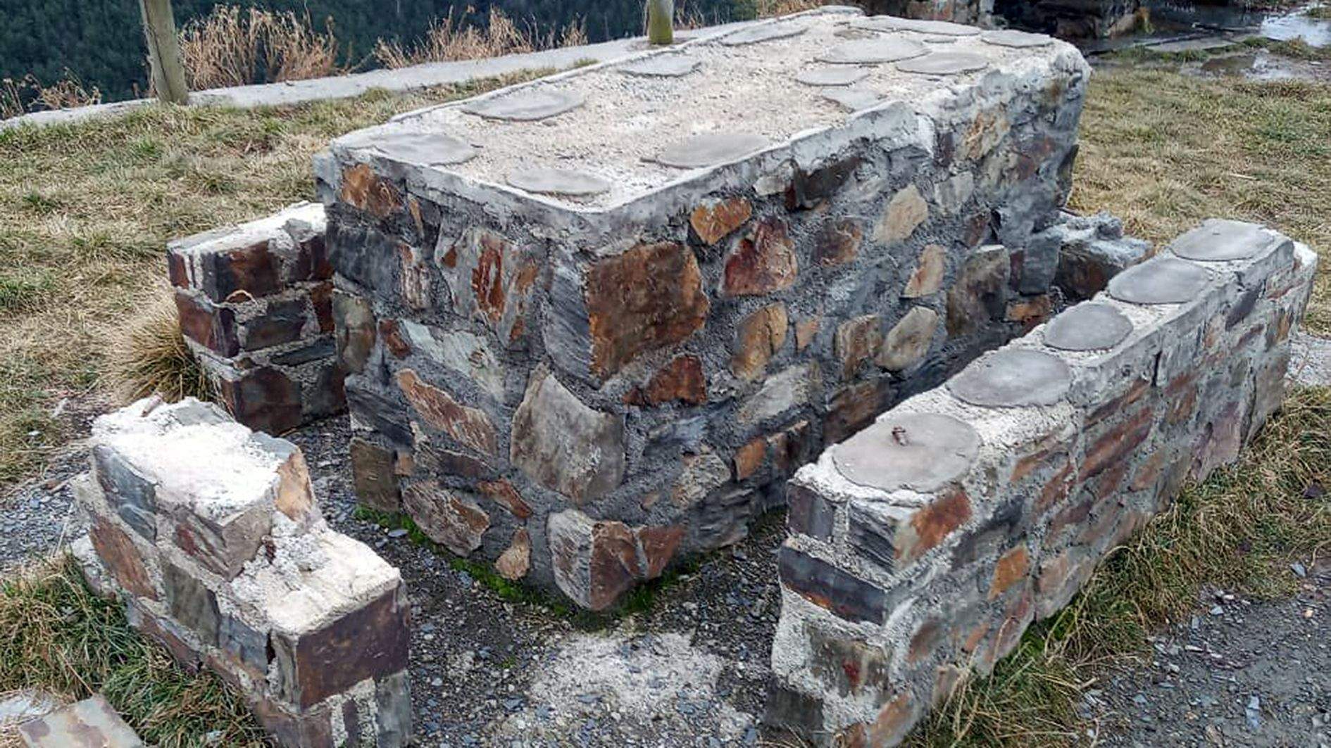 Estat que presenta una de les taules i els seus seients.