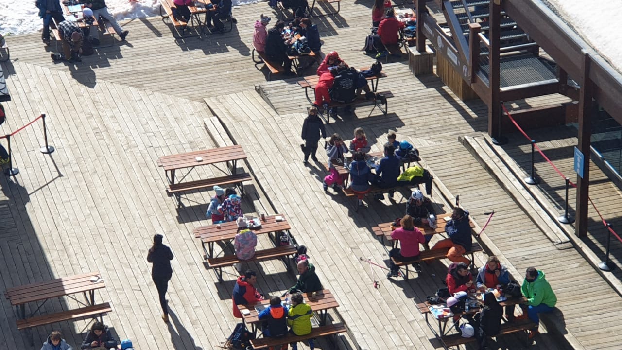 Una de les zonez de restauració exterior al Tarter. Una de les zonez de restauració exterior al Tarter.