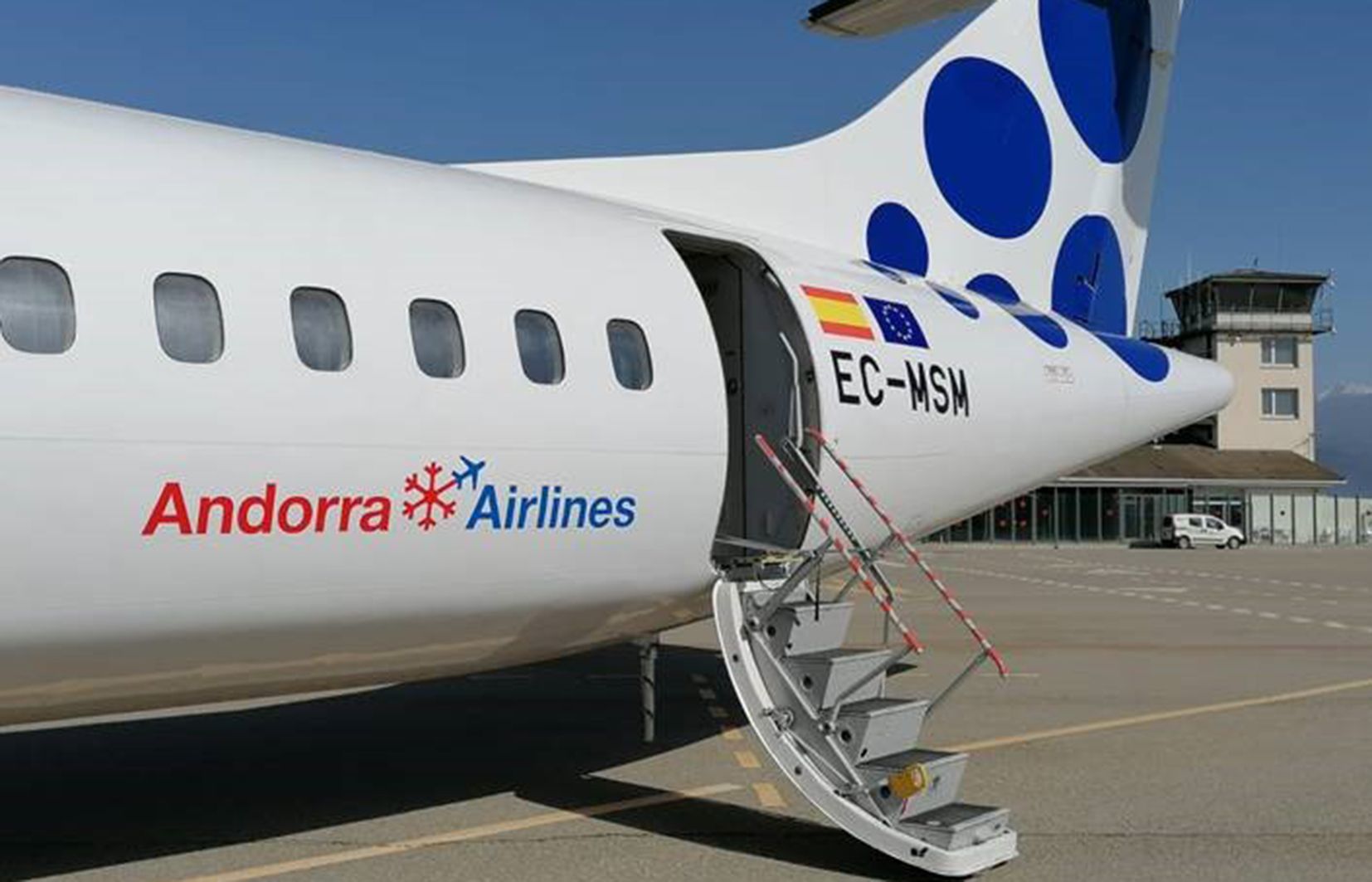 L'avió de Canary Fly noliejat per Andorra Airlines i estacionat a l'aeroport de la Seu.