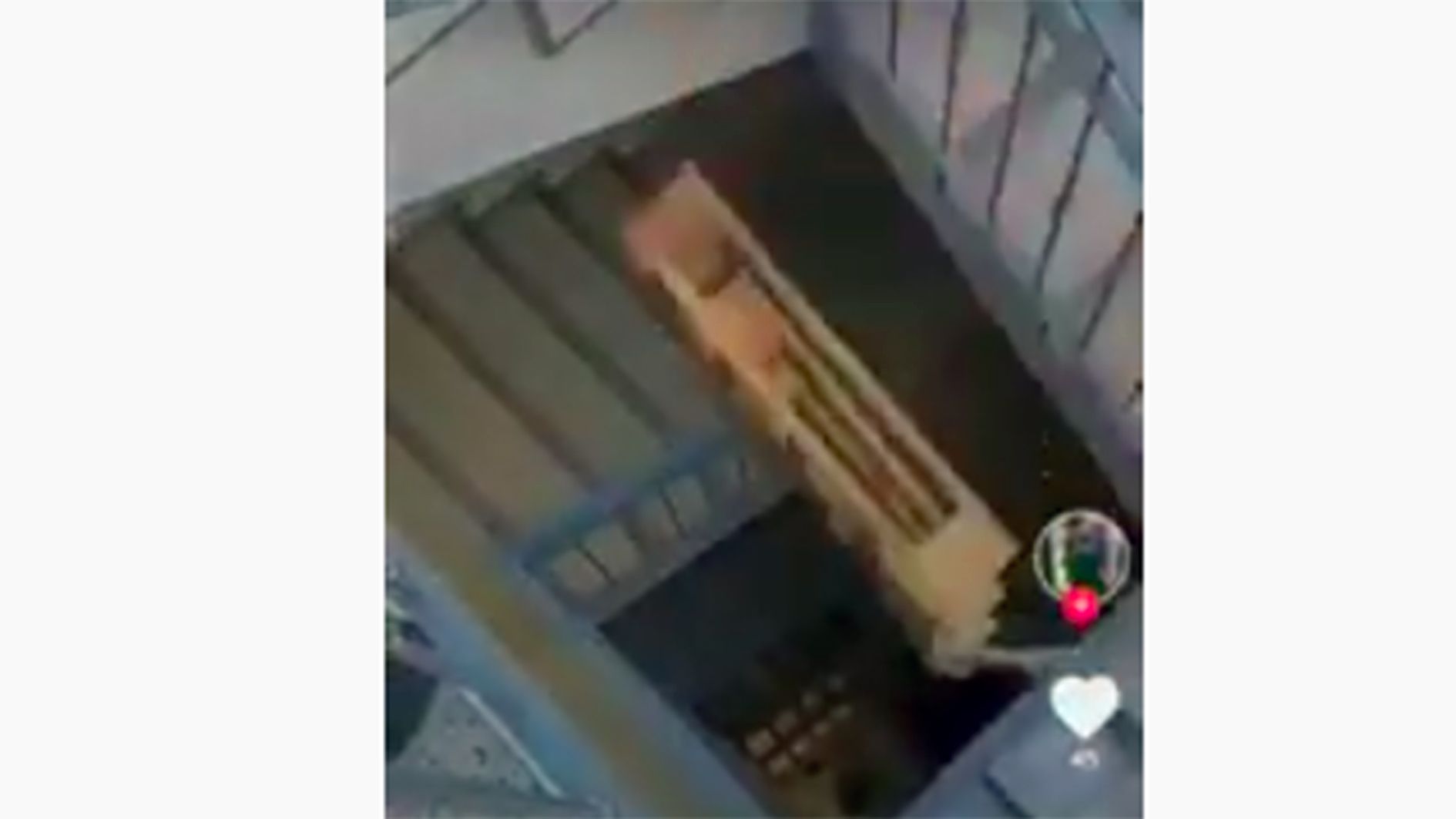 El palet caient pel forat de l'escala. El palet caient pel forat de l'escala.