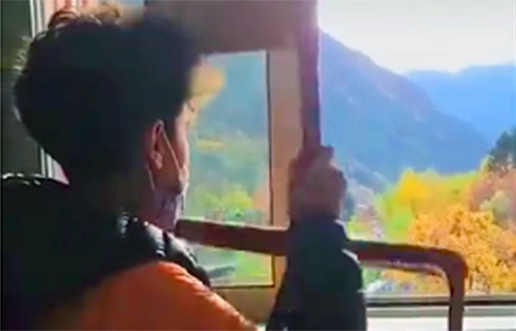 Llançant una cadira per una finestra en un centre educatiu. Llançant una cadira per una finestra en un centre educatiu.