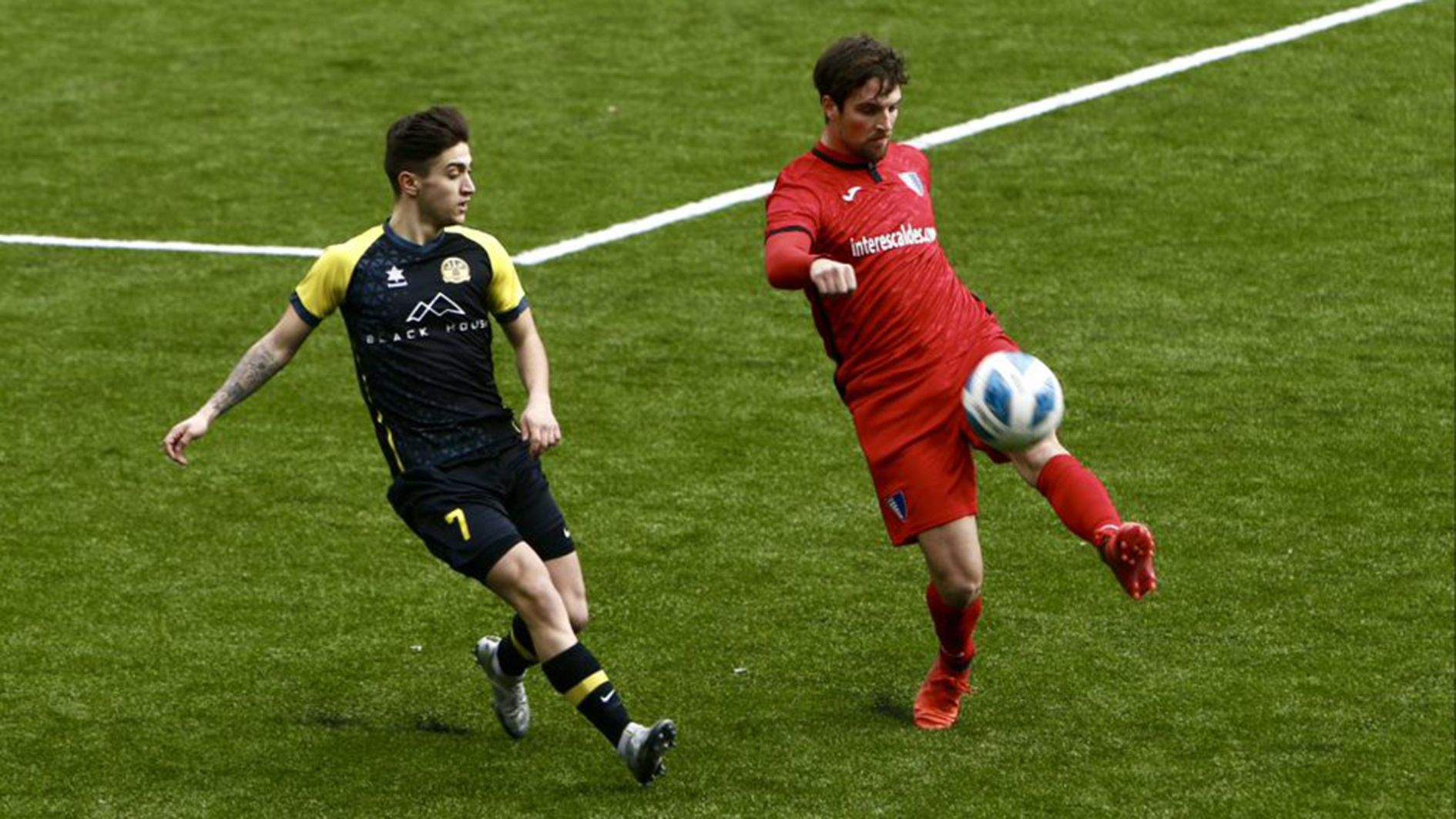 De Nova (dreta) mira de controlar la pilota davant l'oposició de Rebelo en l'Inter d'Escaldes-UE Santa Coloma.