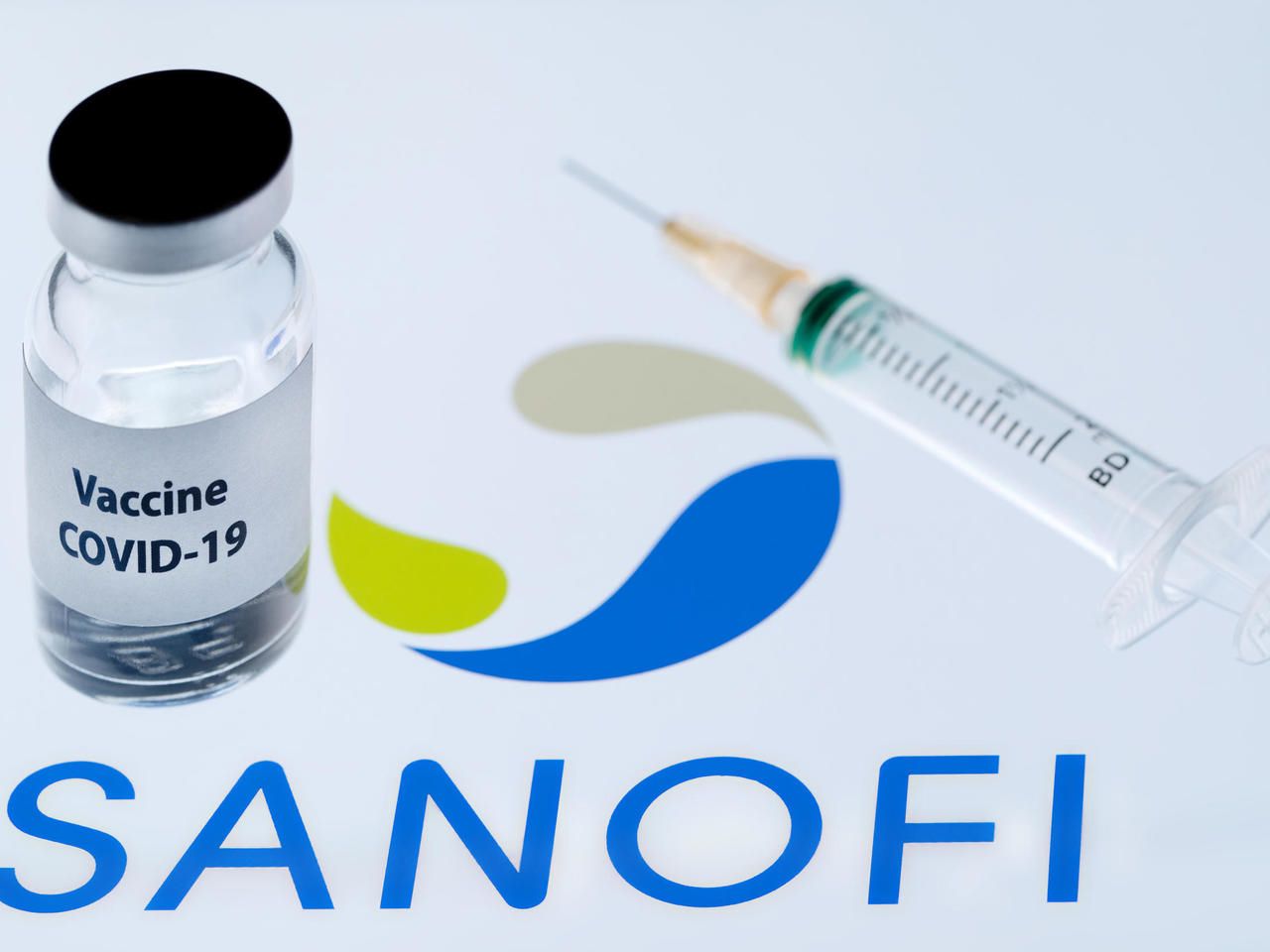 Sanofi encara no té a punt el seu vaccí però ajudarà a produir el de dos dels seus competidors.
