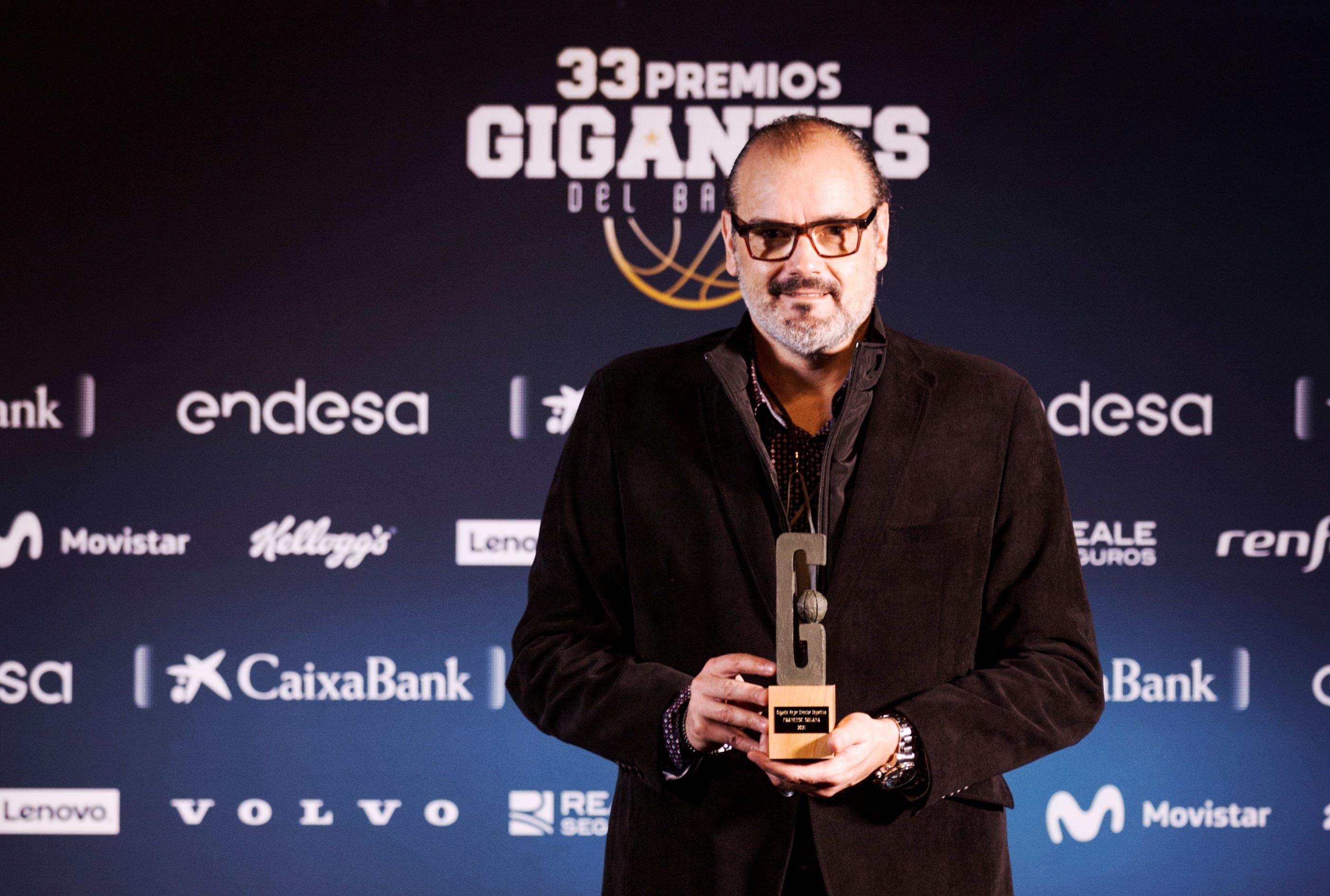 Francesc Solana amb el guardó.