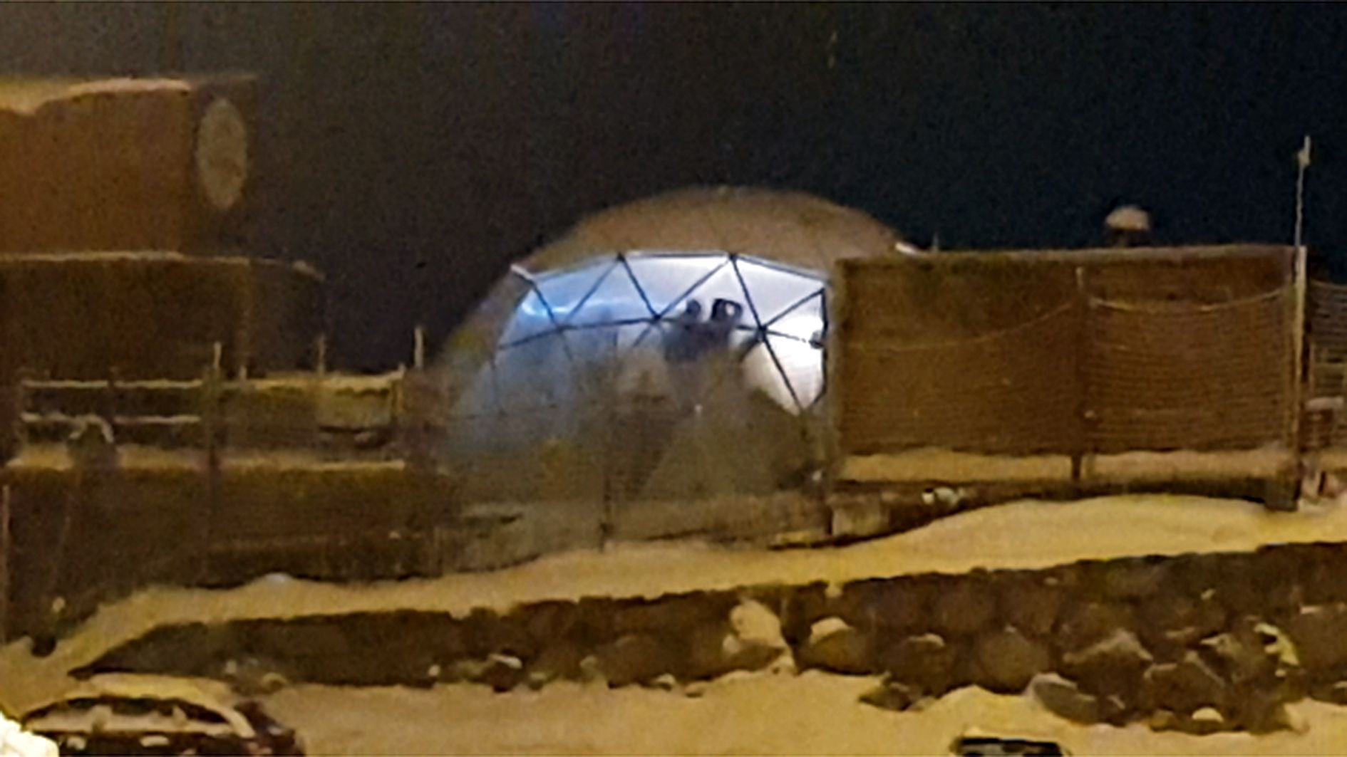 Una imatge, des de l'exterior, de la festa que se celebrava a l'interior de l''iglú'.