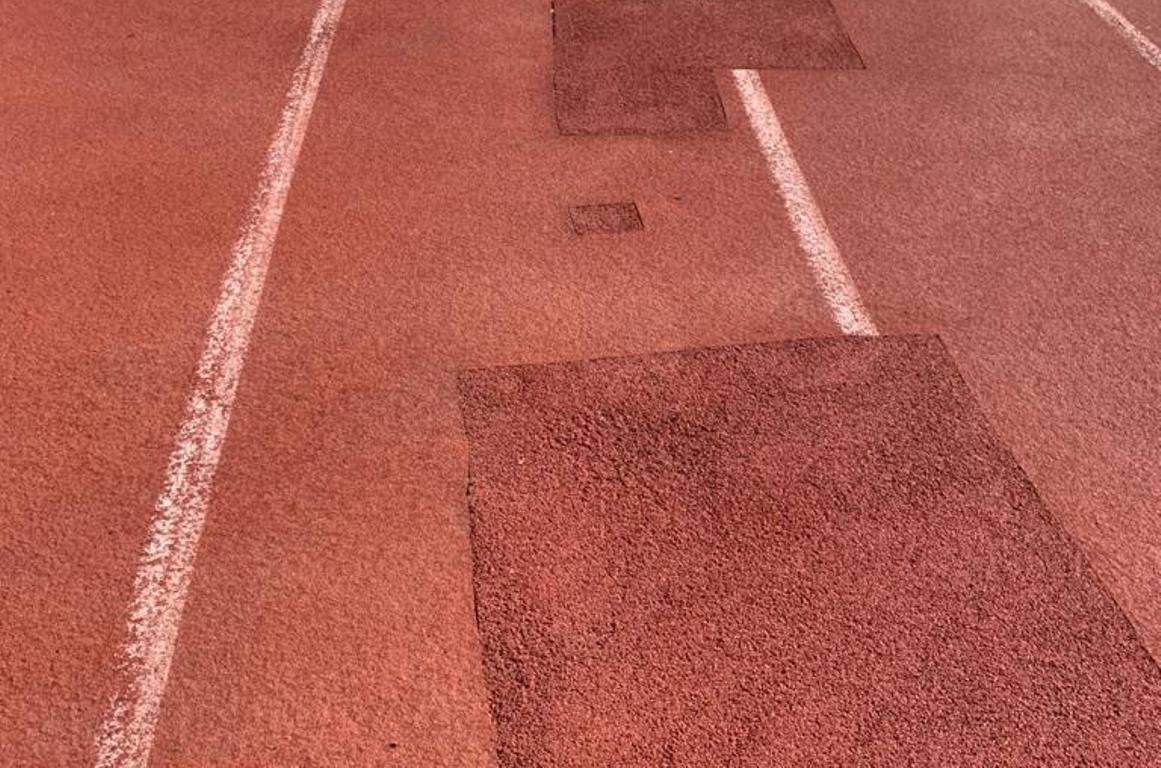 Una part de la pista amb diversos pegats.