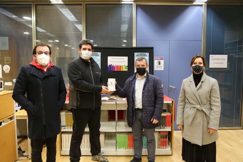 Mossèn Pepe, Jordi González, Josep Majoral i Mireia Codina durant l'acte de donació.