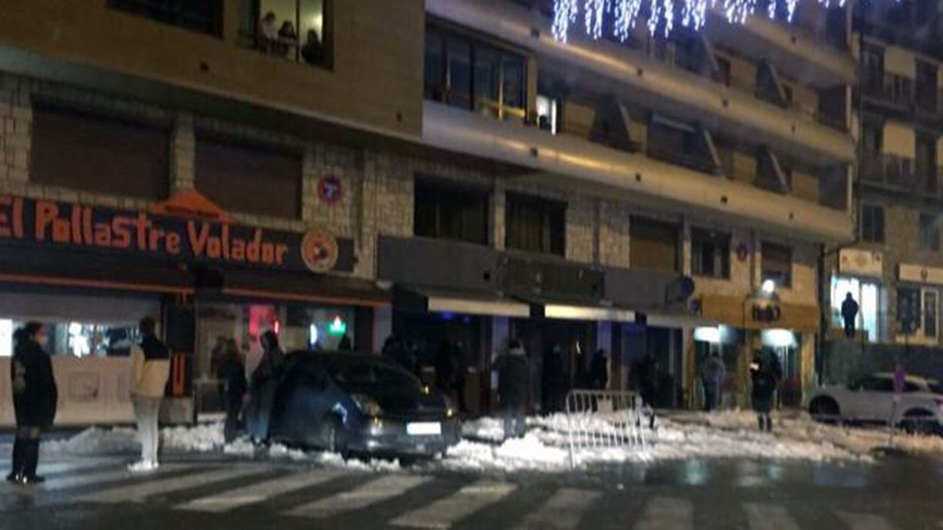 Joves al tomb de la plaça dels Vaquers aquesta matinada.