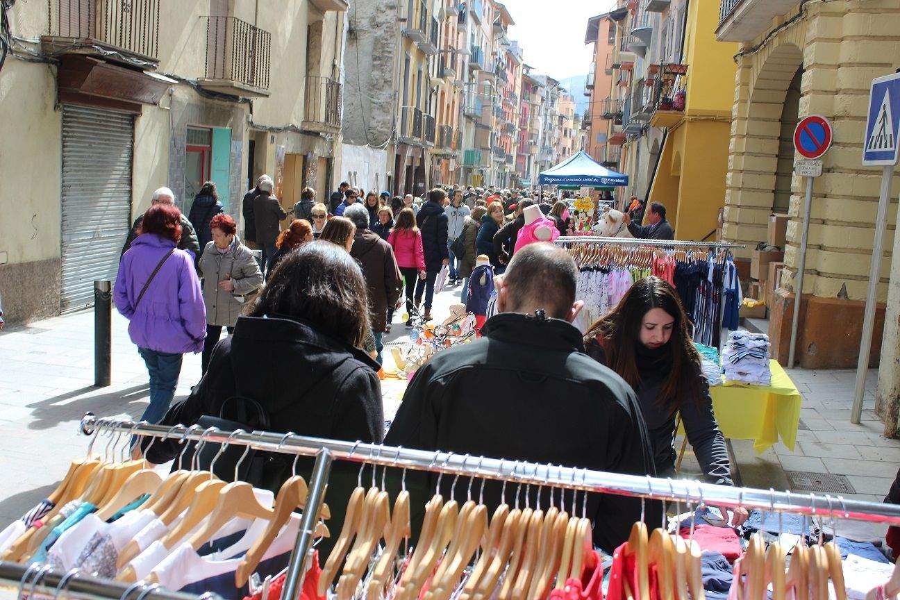 Parades de botigues de la Seu d'Urgell a un els carrers més comercials de la població.