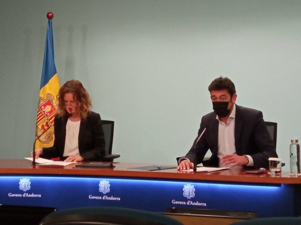 Sílvia Calvó i Josep Àngel Mortés durant la signatura del conveni aquest dijous.