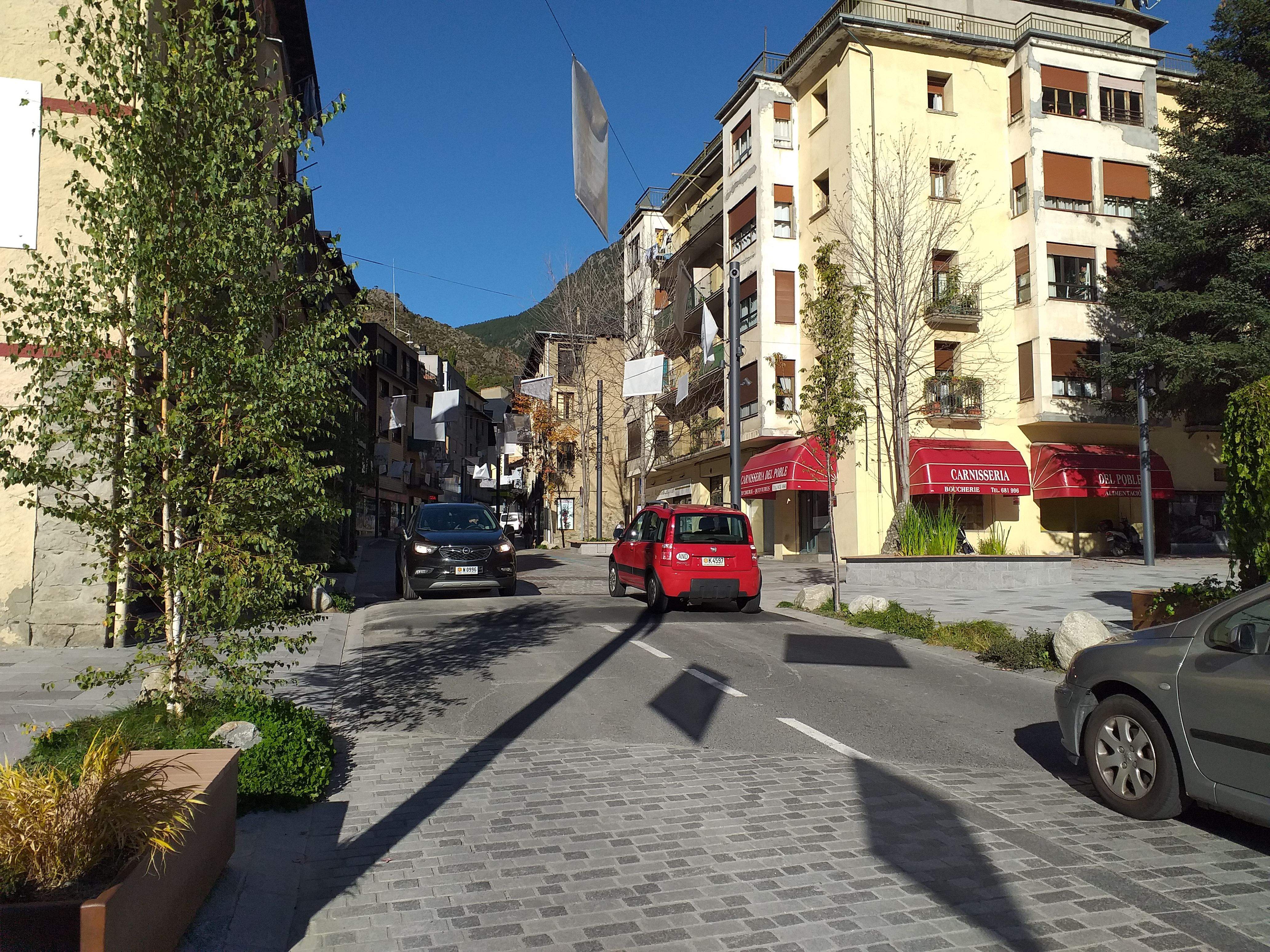 Vehicles circulant per les avingudes reformades a Encamp.