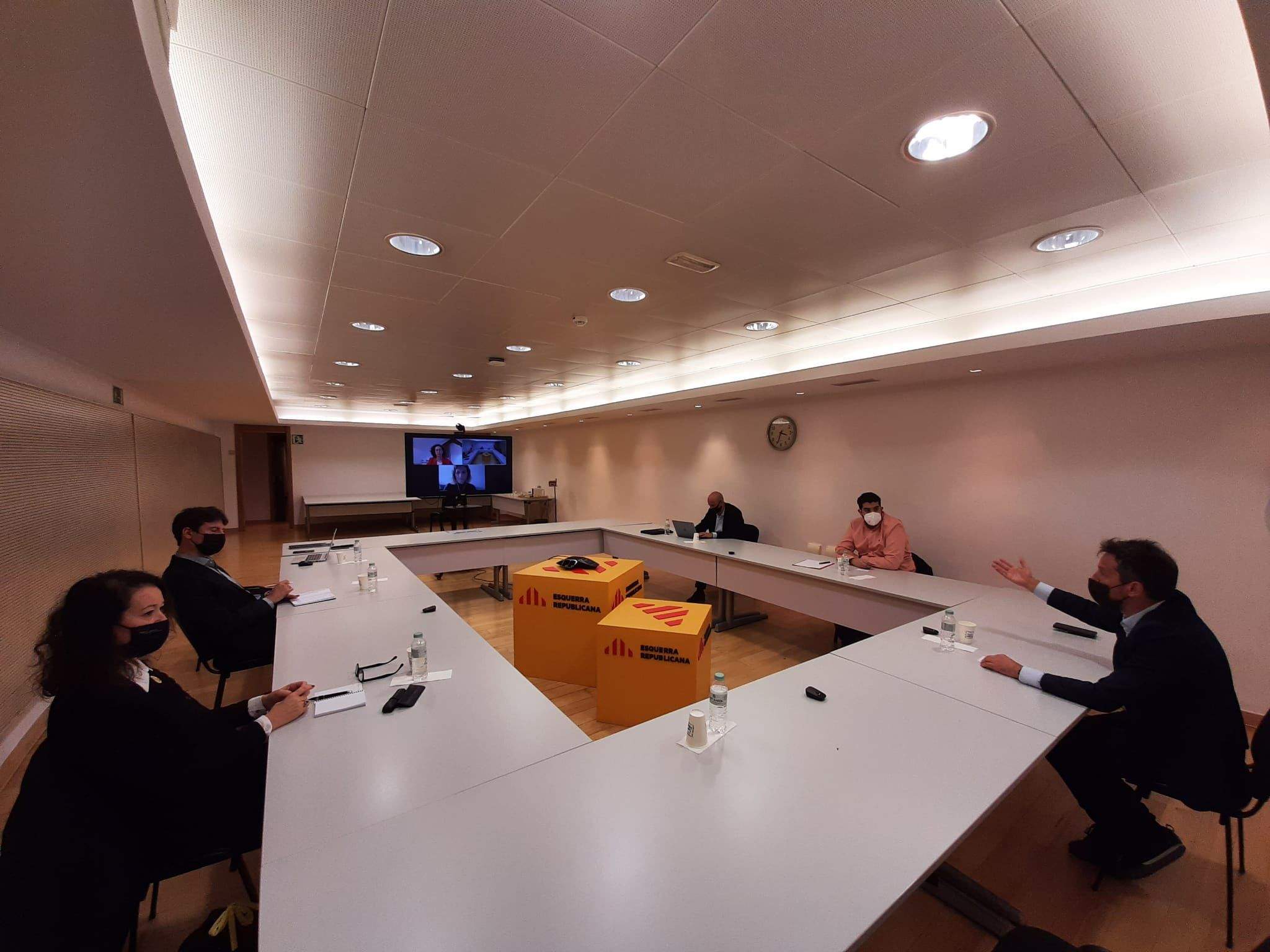 Un moment de la reunió híbrida, presencial i telemàtica.
