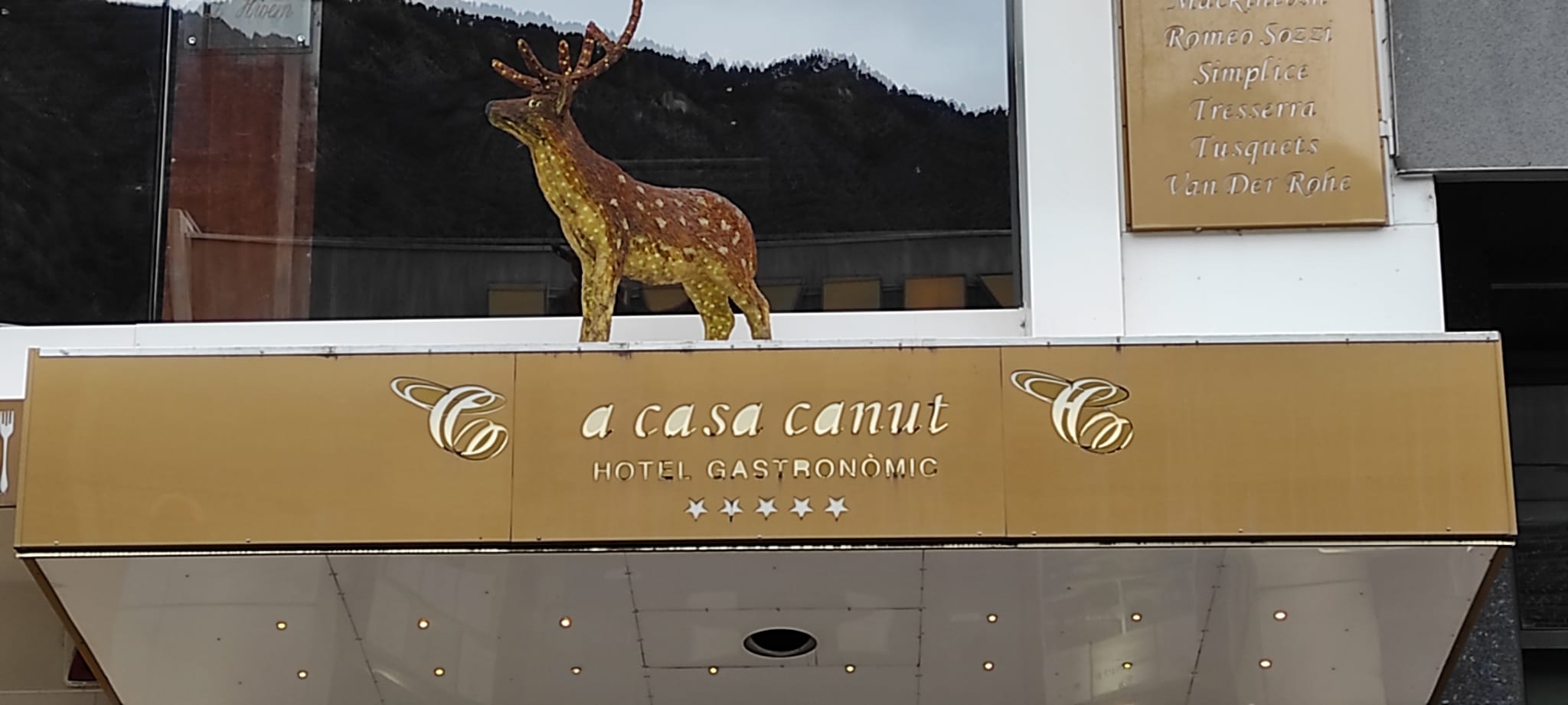 Un detall d'un dels rètols que l'establiment té a la façana.