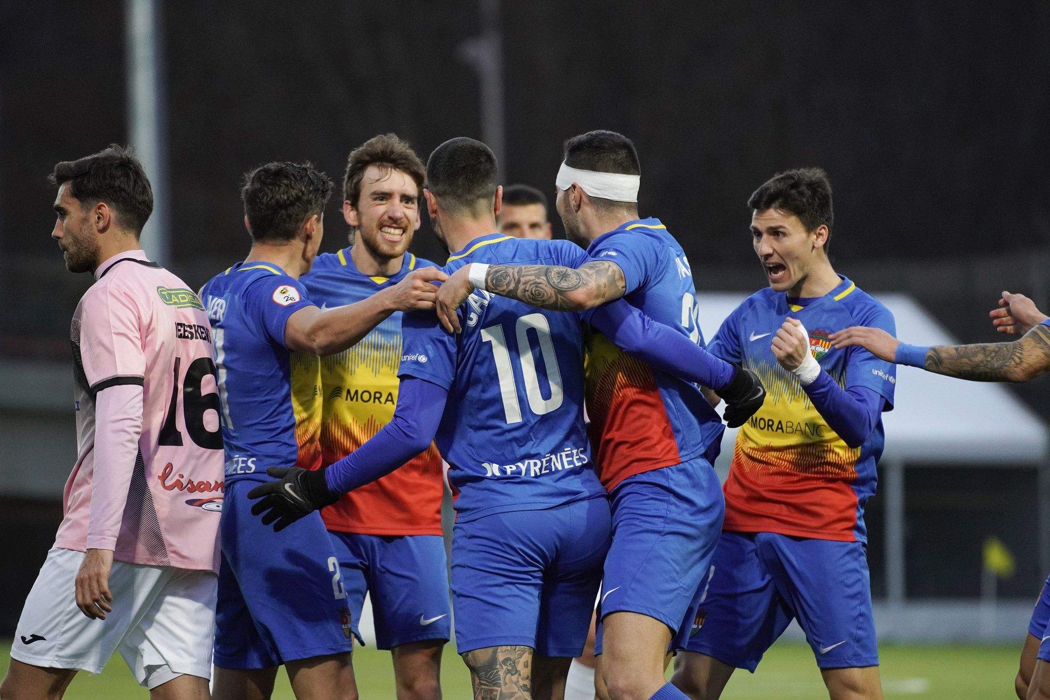 Els jugadors de l'Andorra celebren el primer gol.