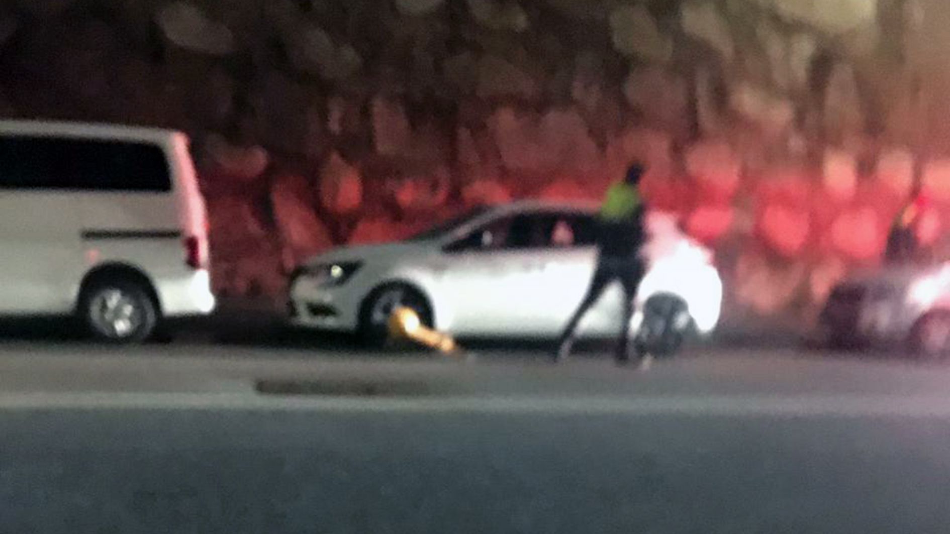 Un agent de circulació després de posar un parany a un vehicle.