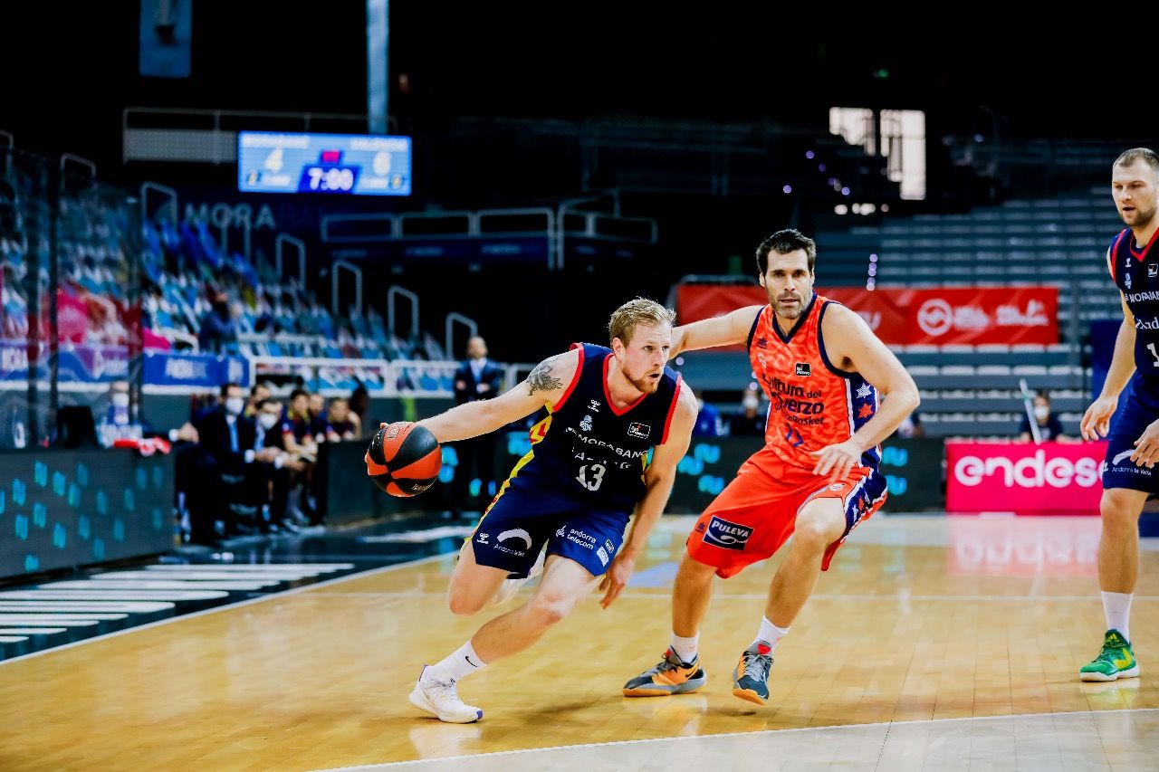 Palsson conduix una acció davant la pressió d'un rival del València Basquet.