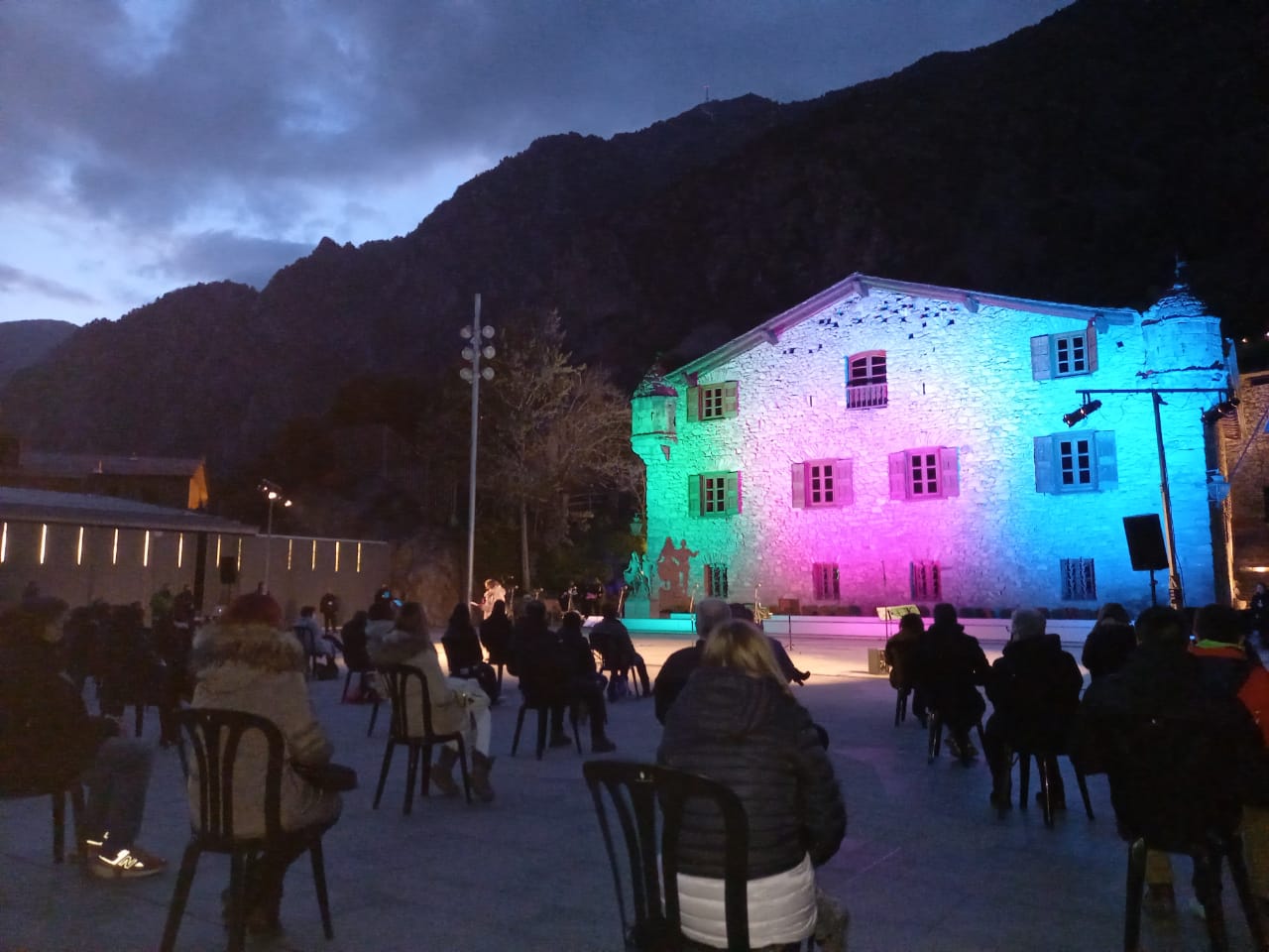 Un instant de l'acte celebrat a la plaça del nou Consell General.