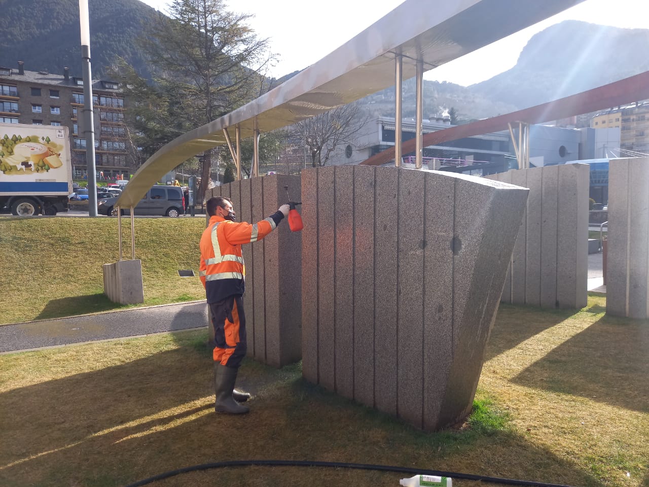 Un operari comunal neteja les pintades en un dels elements del mobiliari urbà de la plaça dels Arínsols. Un operari comunal neteja les pintades en un dels elements del mobiliari urbà de la plaça dels Arínsols.