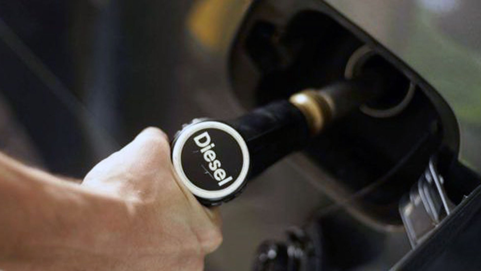 Carregant de gasoil el dipòsit d'un automòbil.