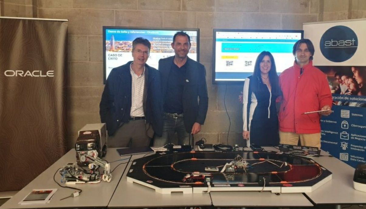 Representants d'Andblockchain i d'Oracle després de la signatura de l'acord.