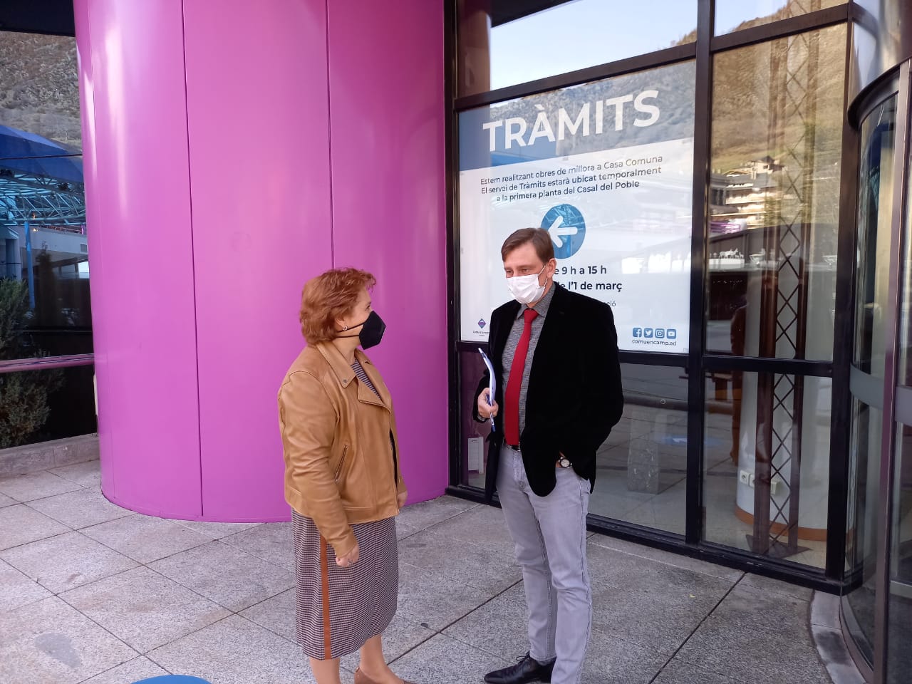 Rodríguez i Alis, al davant del cartell que direcciona la gent cap al servei provisional de tràmits.