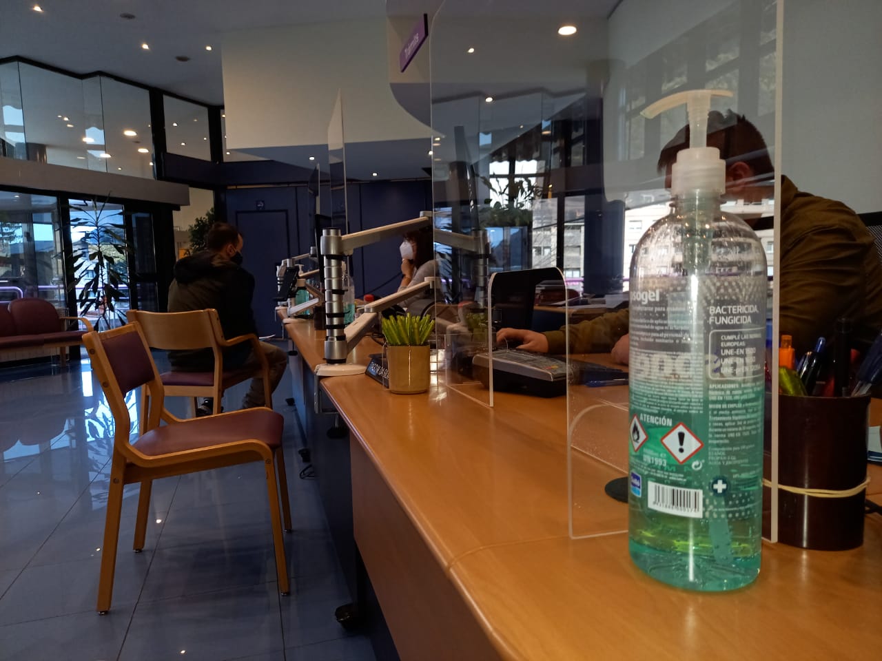 Una ampolla de gel hidroalcohòlic a les dependències provisionals del servei de tràmits d'Encamp.