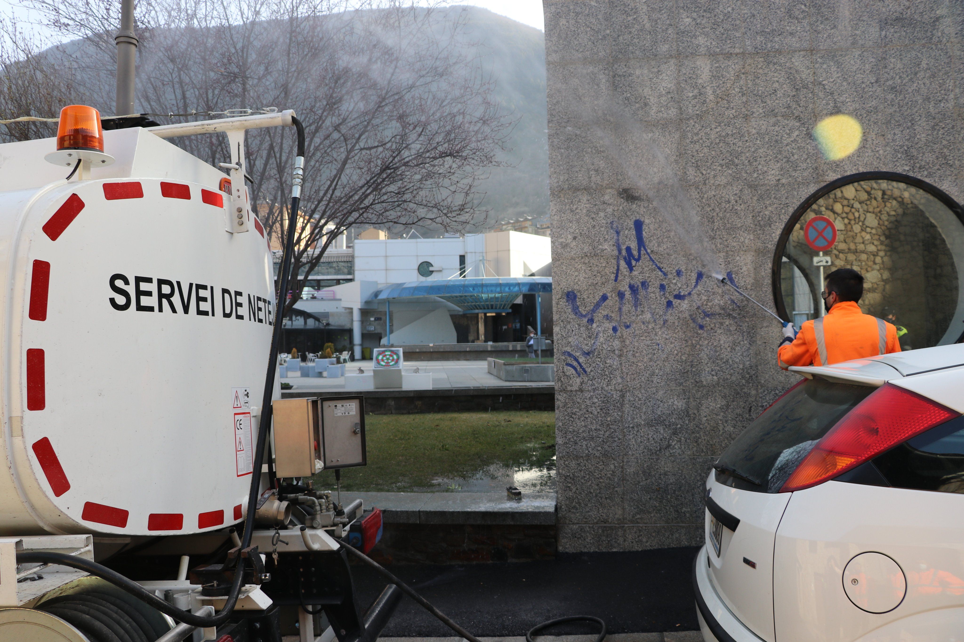 Un operari comunal netejant una de les pintades.