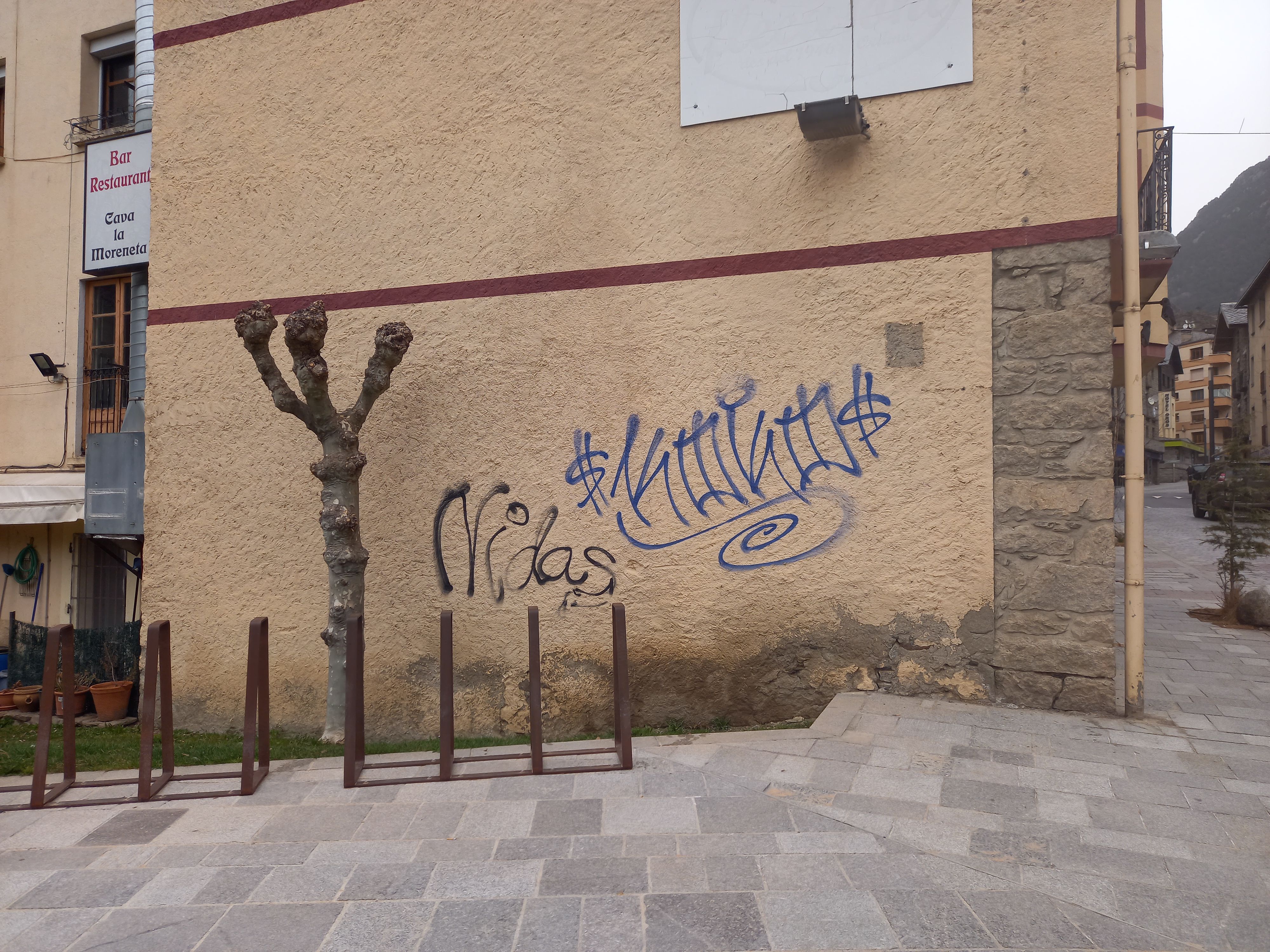 Una de les pintades, a un edifici privat, encara era ben visible aquest matí.