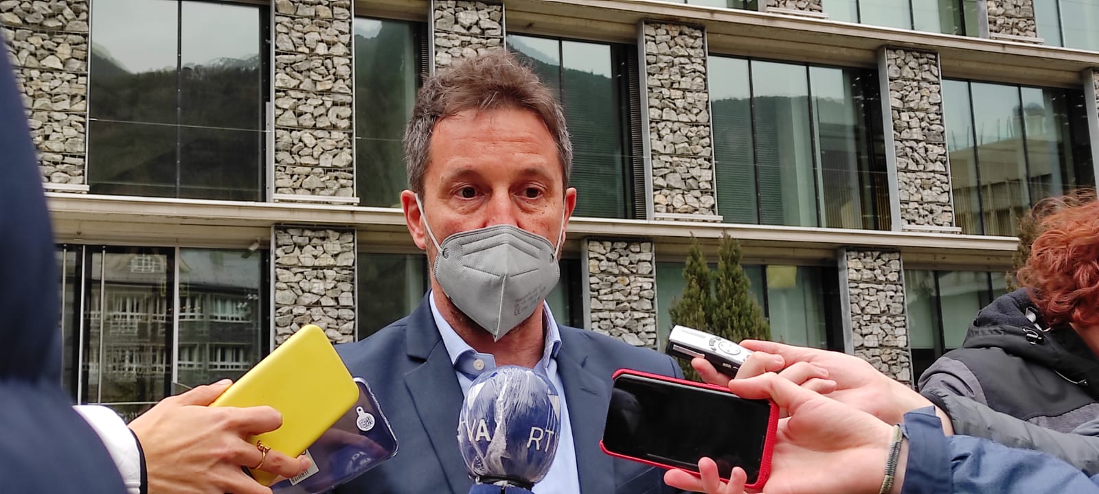 El president del grup parlamentari socialdemòcrata, Pere López, donant explicacions sobre les consultes externes.