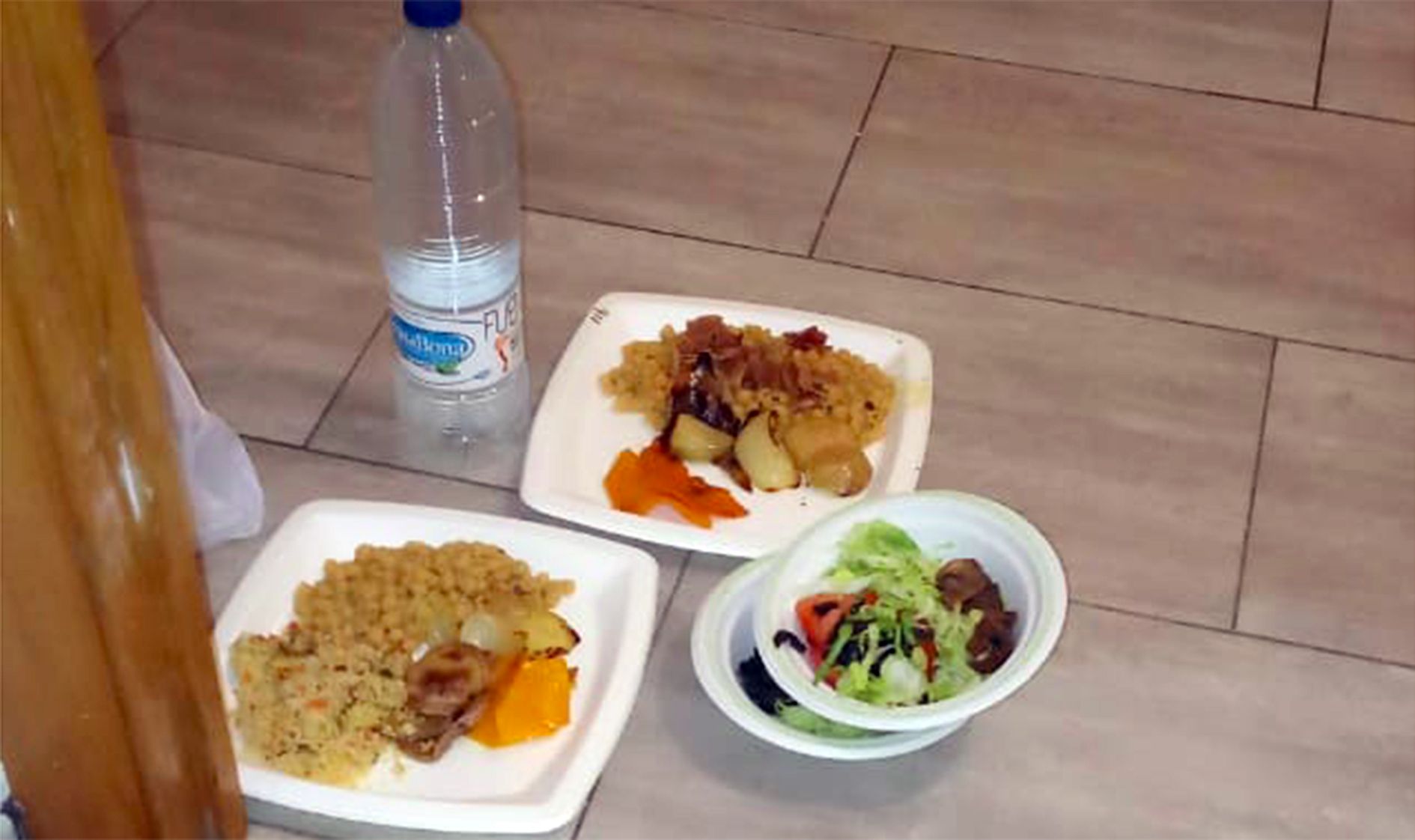 El menjar els el van deixar a terra.