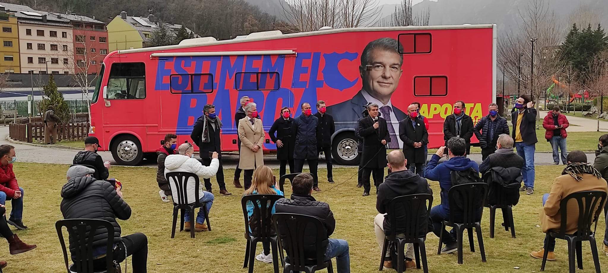Joan Laporta, micro en mà i davant del bus de campanya al costat dels companys d'equip, es dirigeix assistents a l'acte electoral al Parc Central.