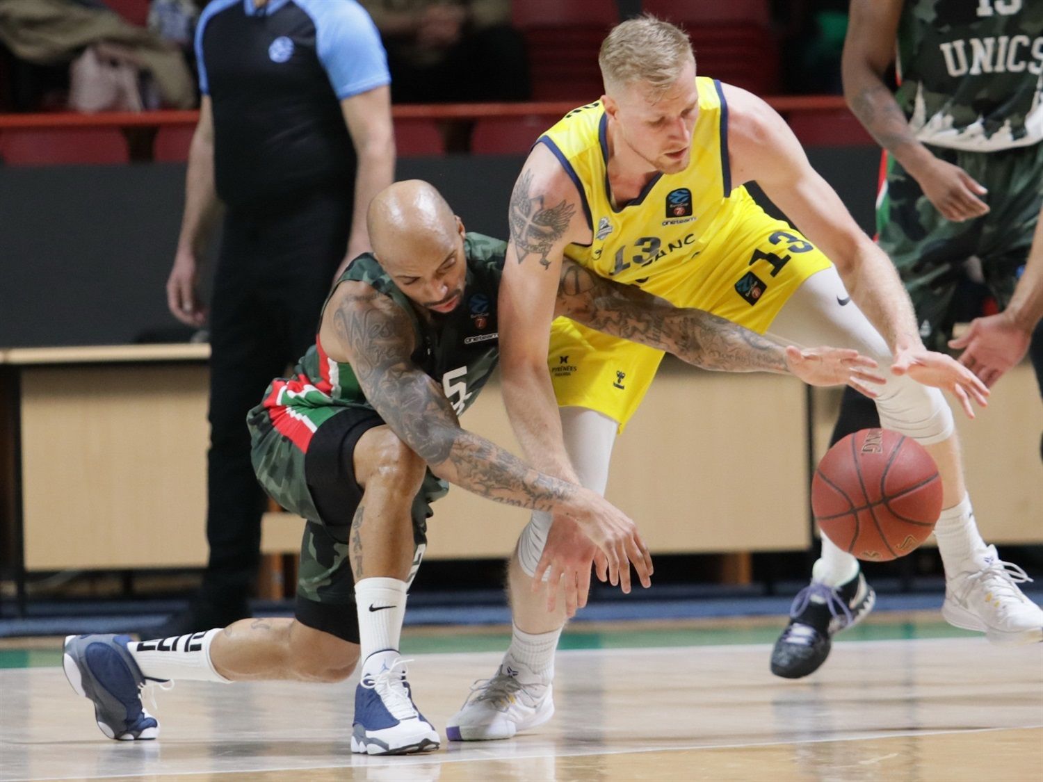 Palsson disputant una pilota