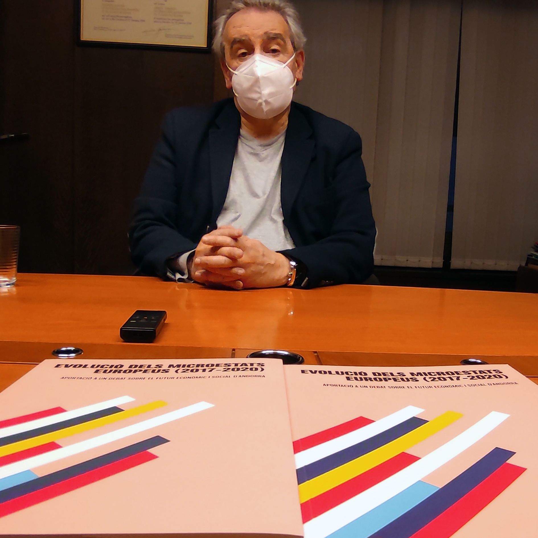 Jaume Bartumeu durant l'entrevista amb dos exemplars de l'estudi que acaba d'editar en primer terme.