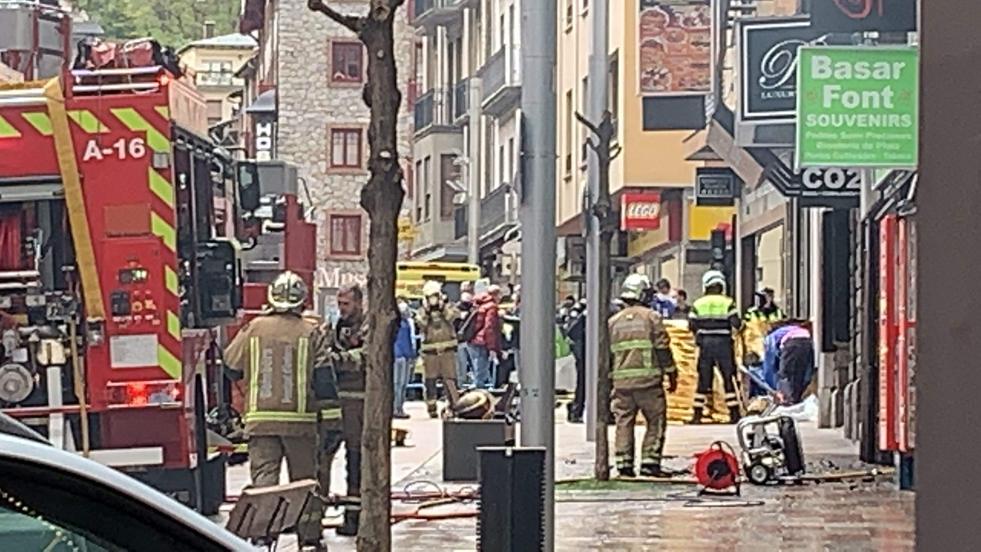 Bombers intervenint en l'incendi a l'avinguda Carlemany l'abril.